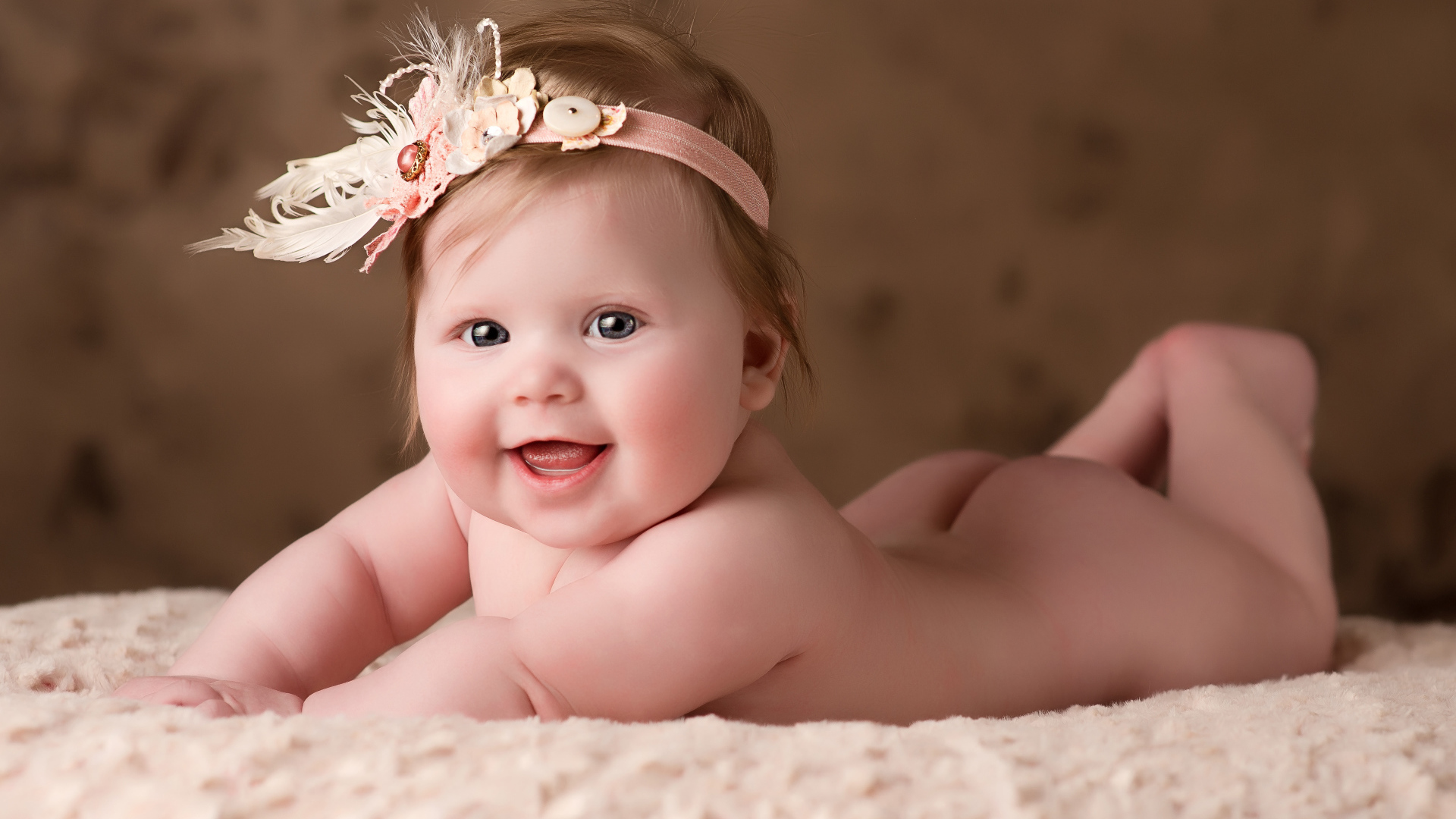 Маленькая забавная девочка с повязкой на голове