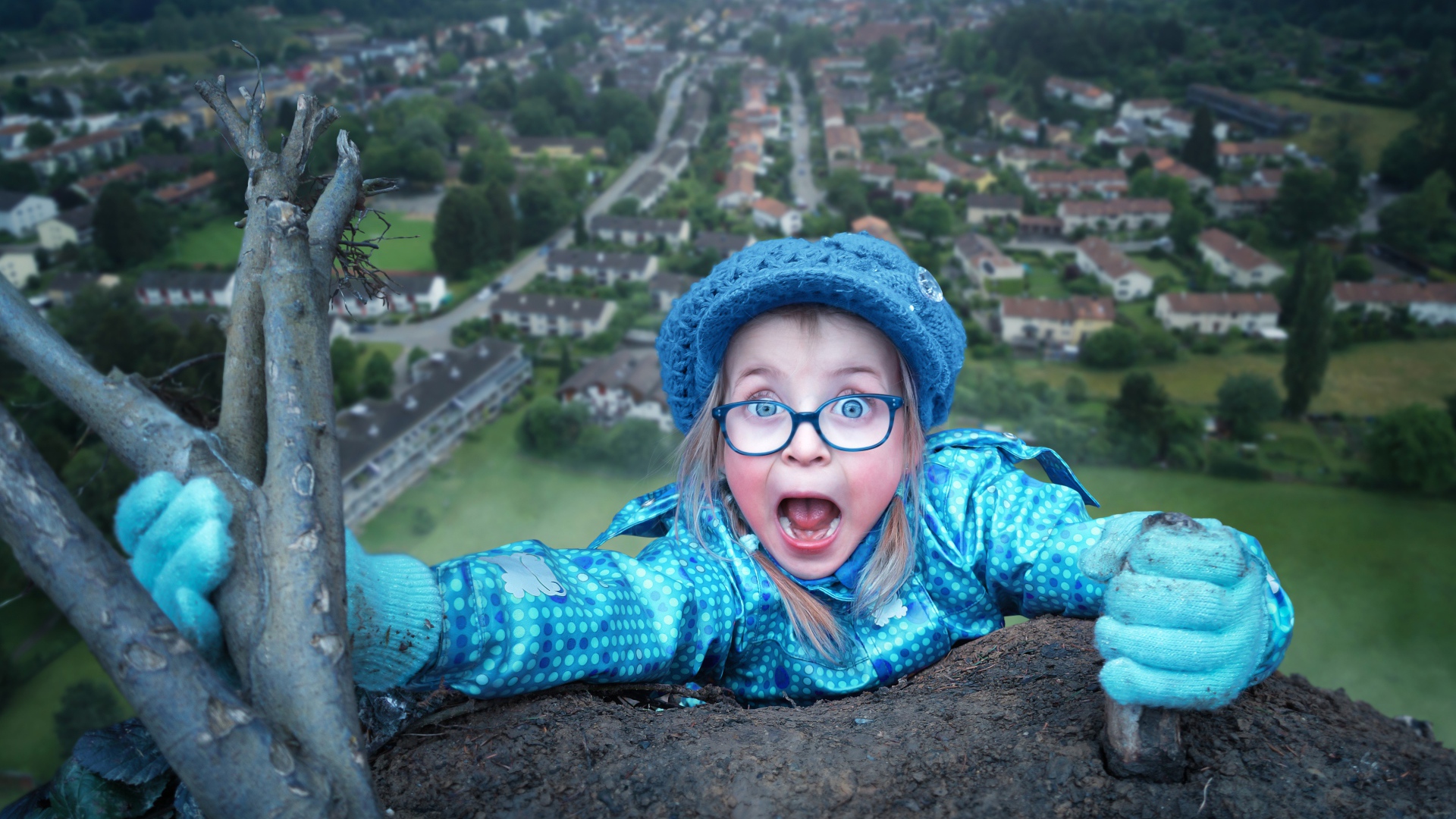 Маленькая девочка в голубом костюме на горе 