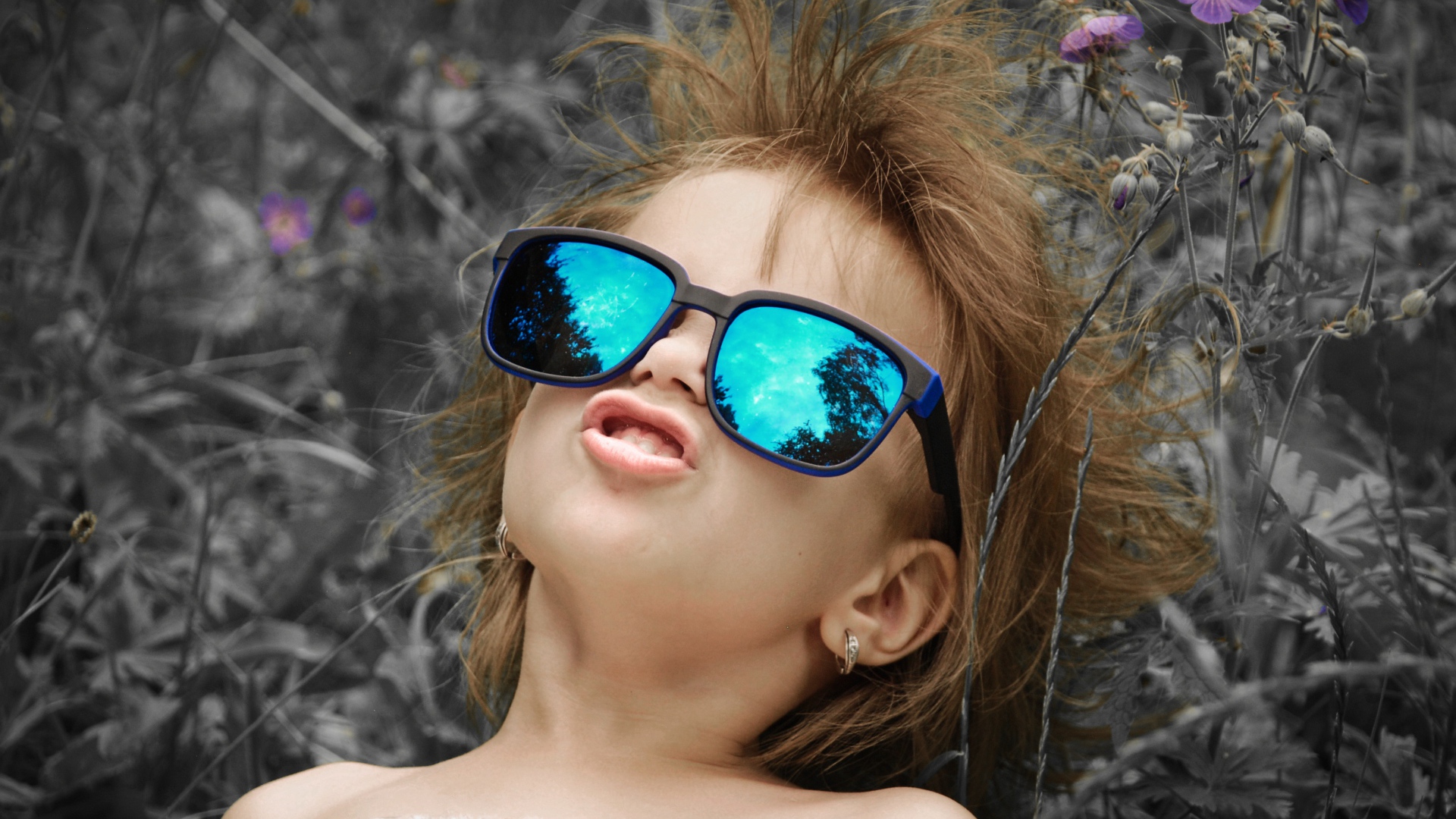 Маленькая девочка в очках со смешной прической