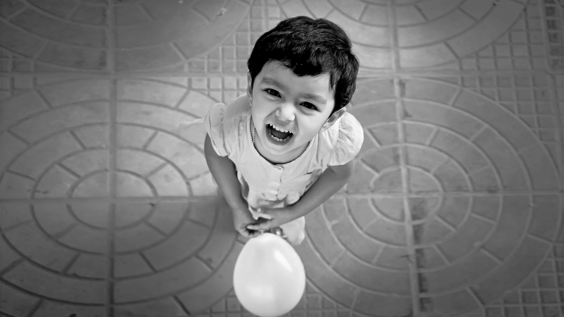 Маленькая девочка с шариком 