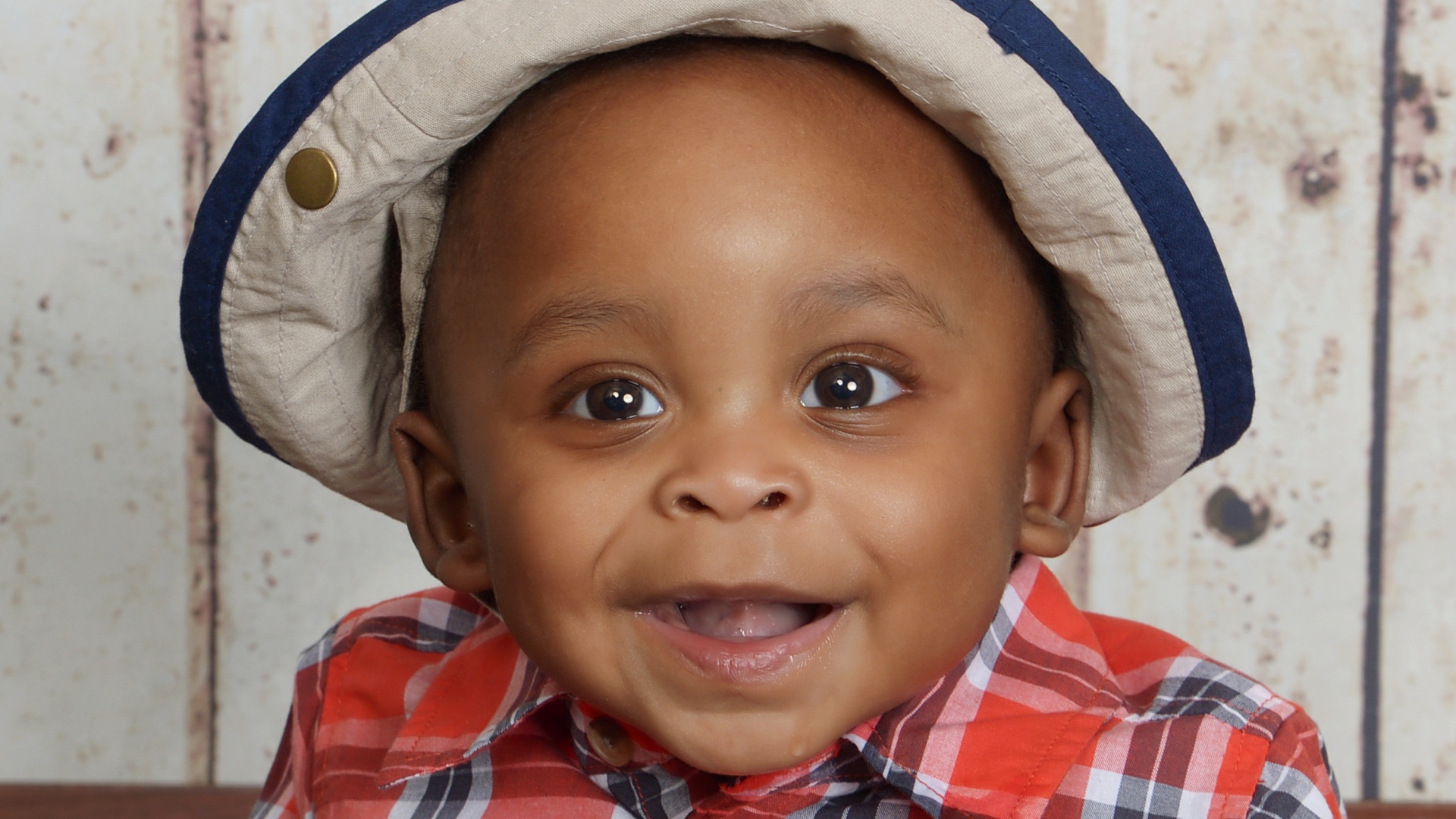 Улыбающийся темнокожий мальчик в панаме