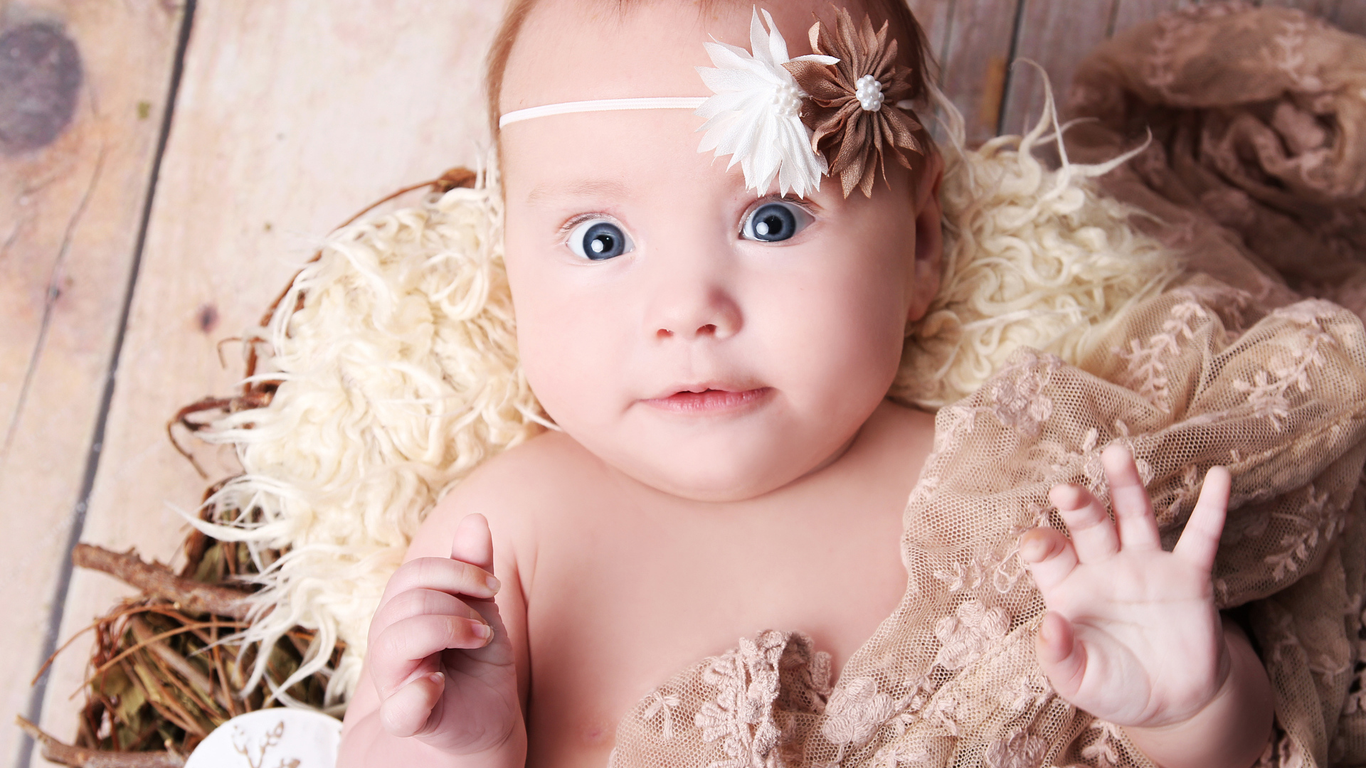 Удивленная голубоглазая новорожденная девочка 