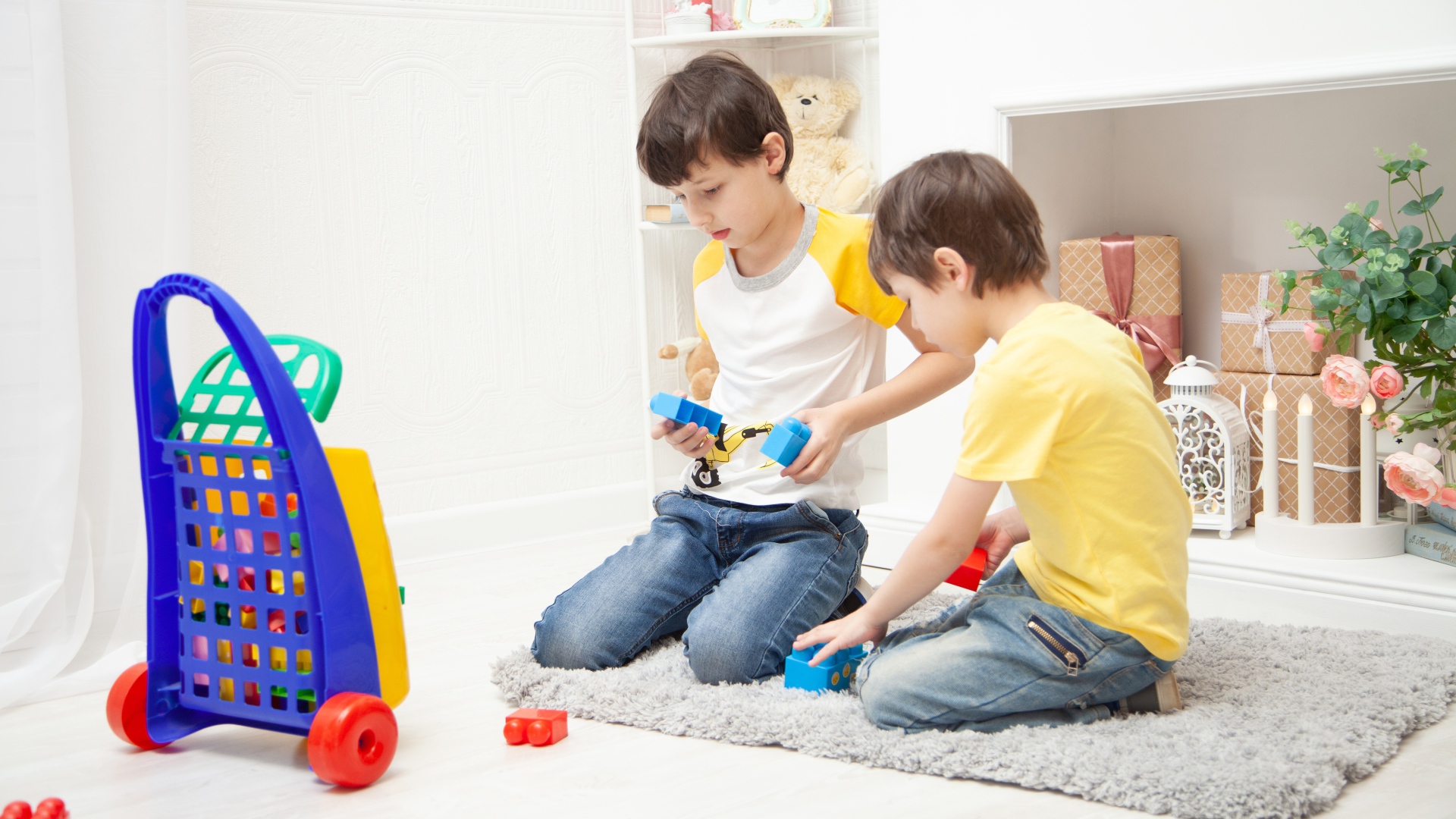 Два маленьких мальчика играет на полу