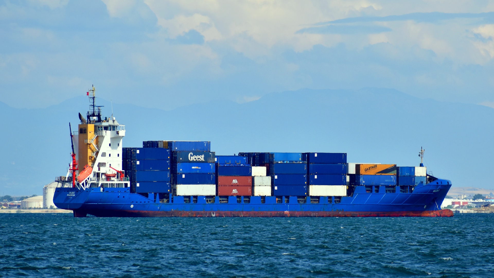 Грузовой танкер с контейнерами в море