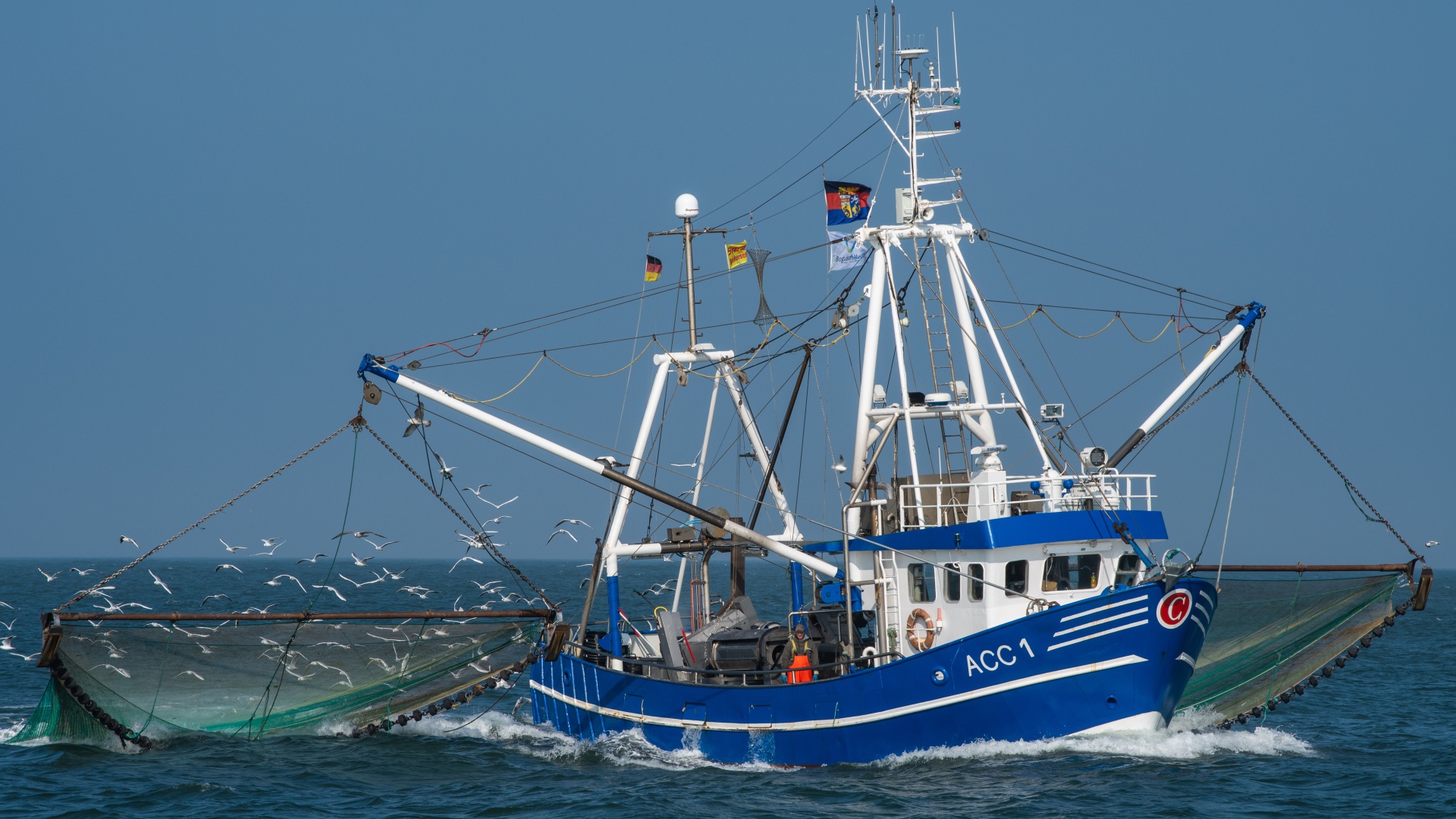 Рыболовецкая шхуна с сетями в море 