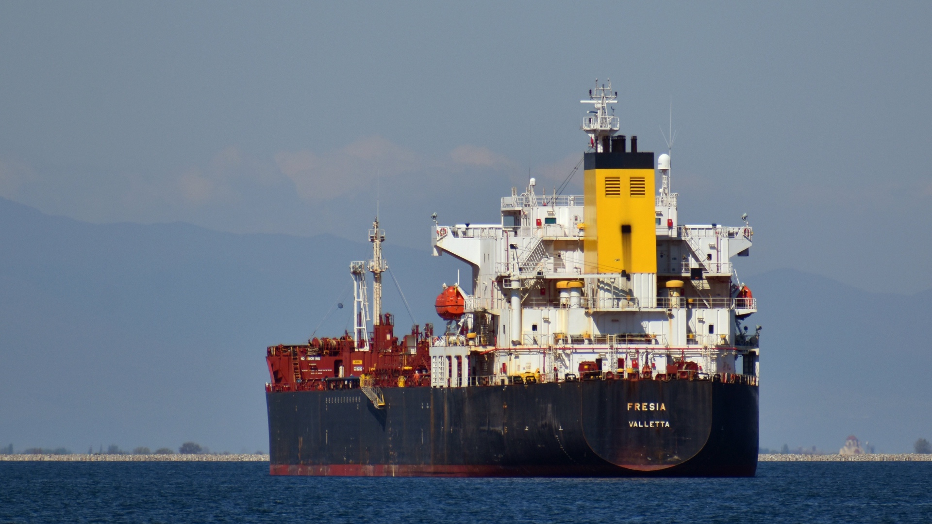 Большой контейнеровоз в море 