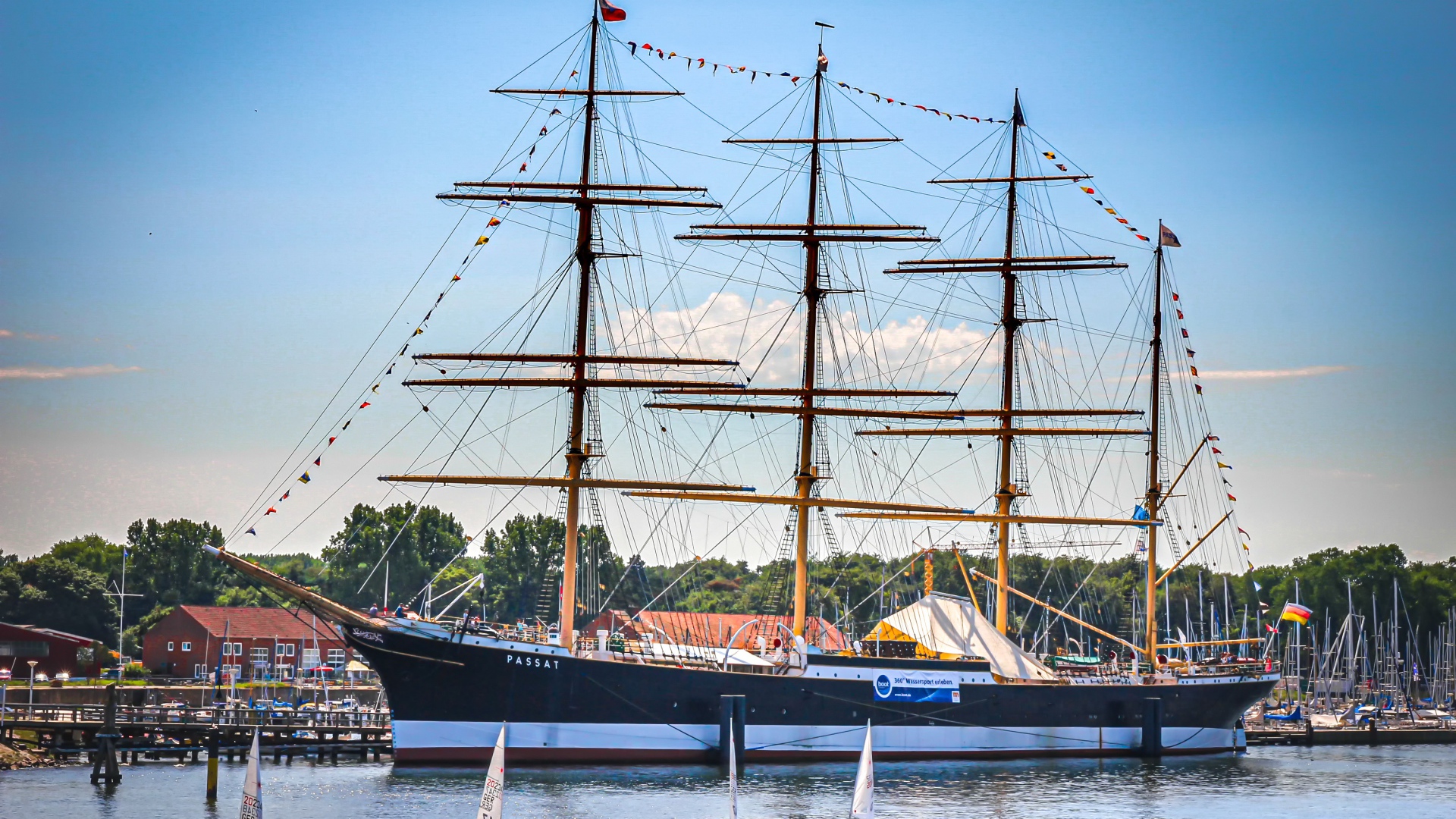 Большой фрегат с опущенными парусами