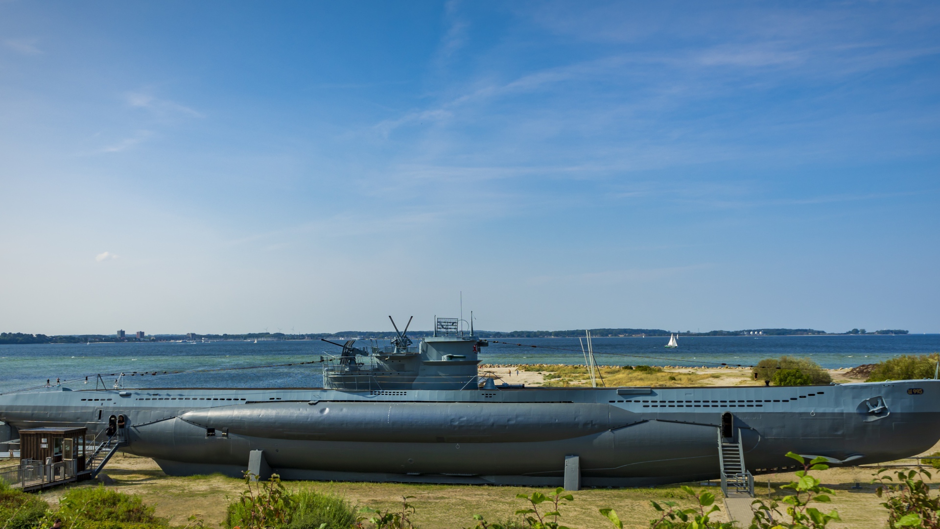 Большая подводная лодка на берегу Балтийского моря