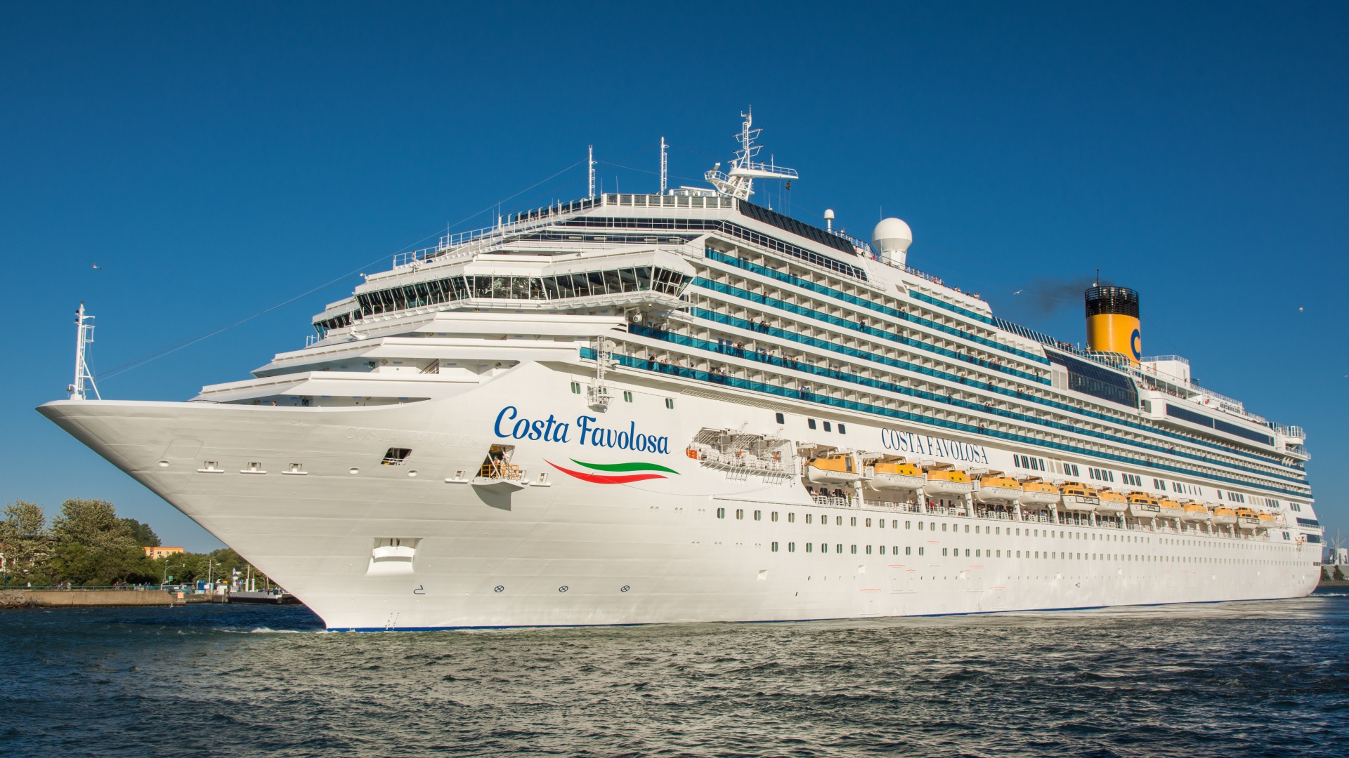 Большой белый круизный лайнер Costa Favolosa 