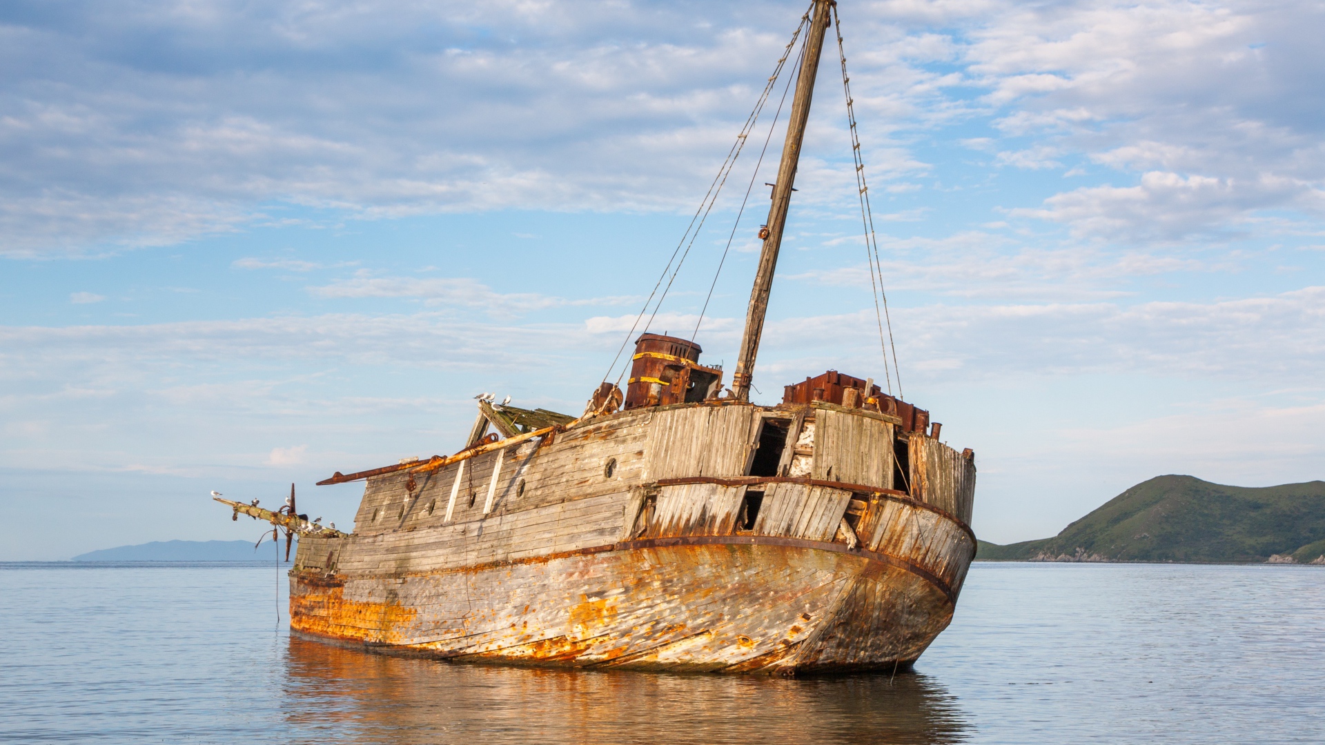 Старый разрушенный корабль на берегу 