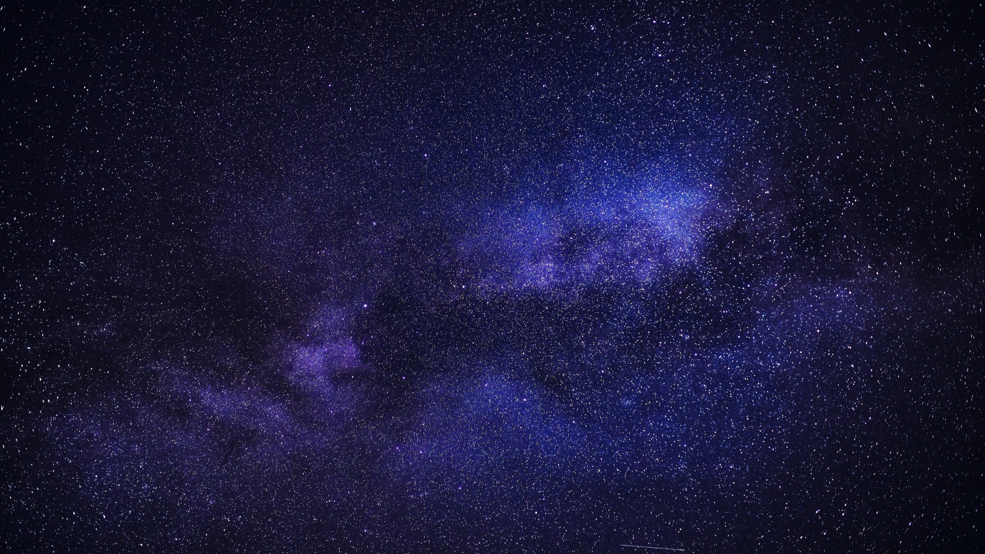 Млечный путь и звезды в синем ночном небе