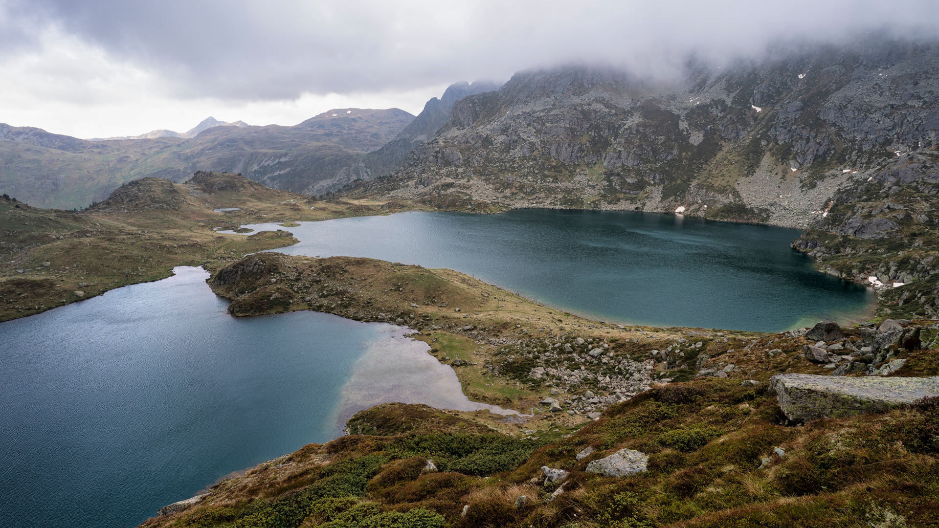 Озера у гор в тумане, Франция 