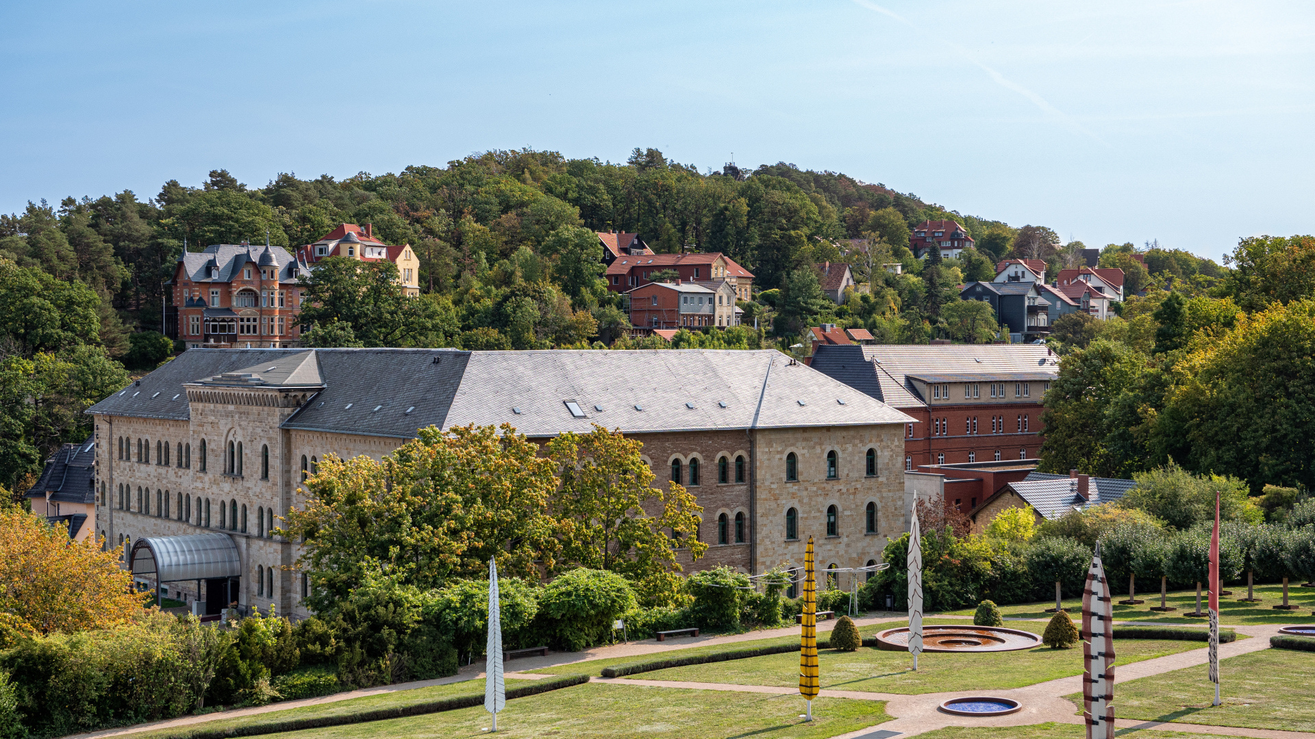Дома у парка в городе Бланкенбург, Германия