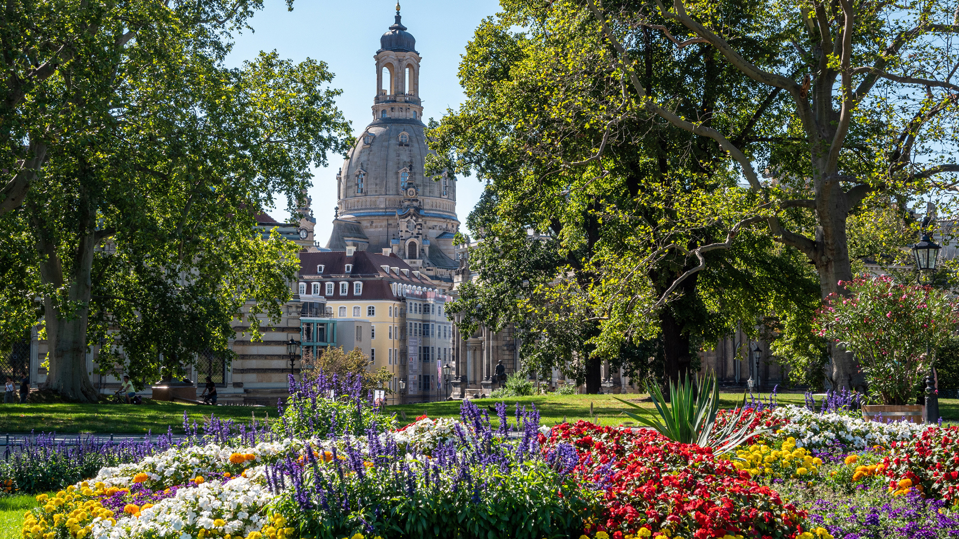 Старая церковь в живописном парке,Дрезден. Германия
