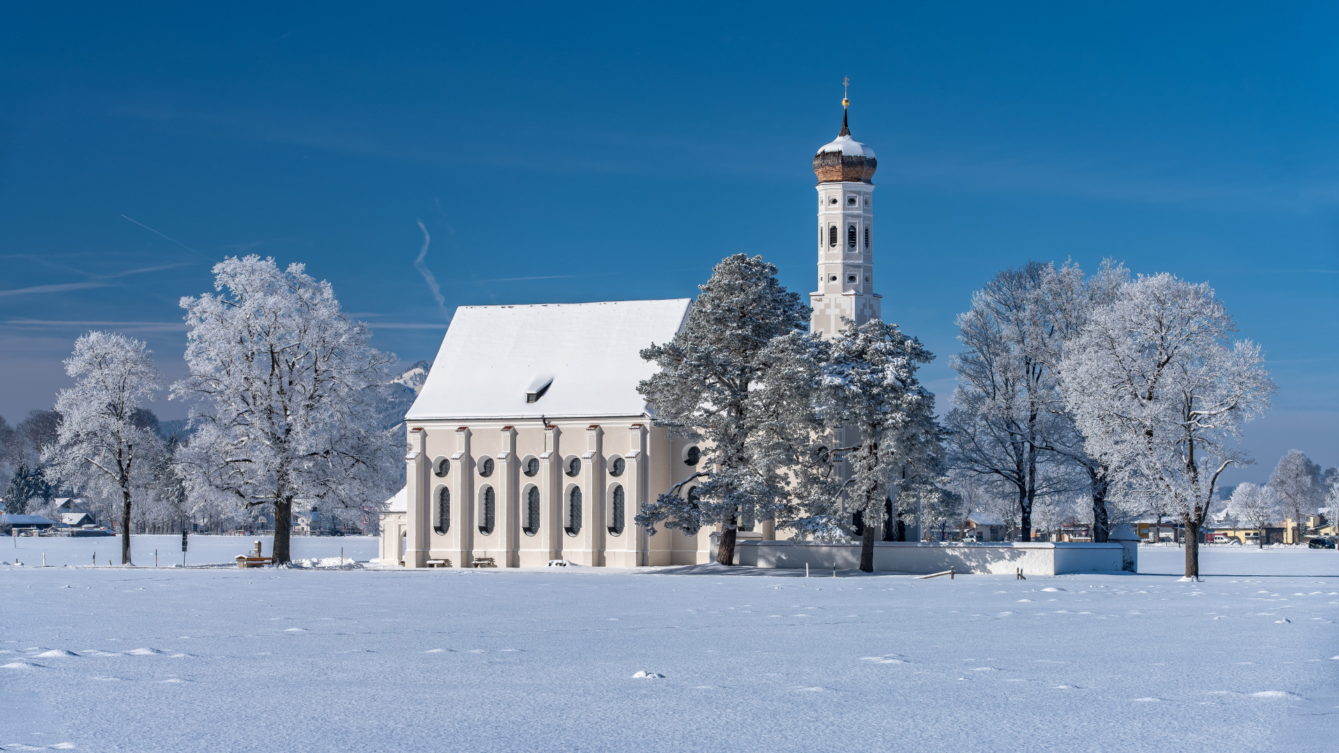 Старая церковь в заснеженном парке, Германия