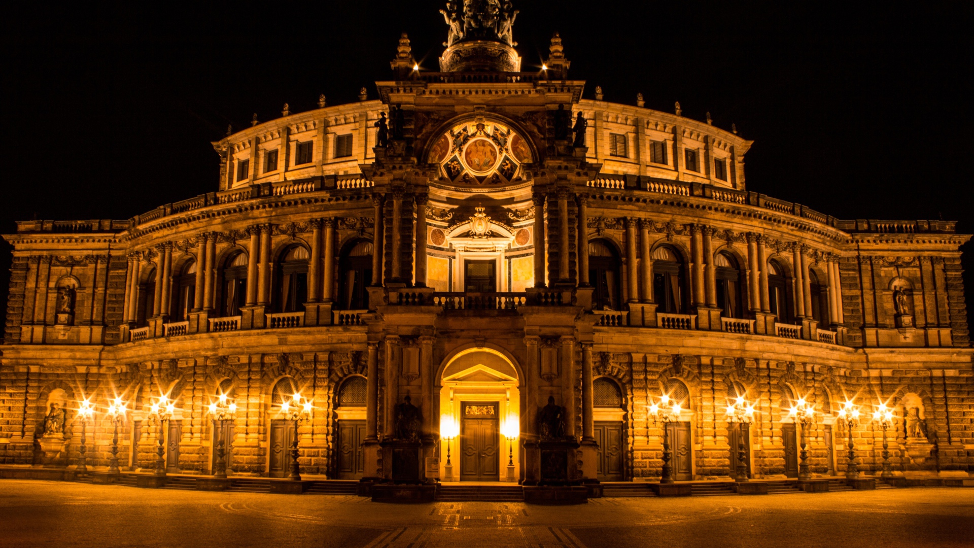 Оперный дом ночью, Дрезден. Германия