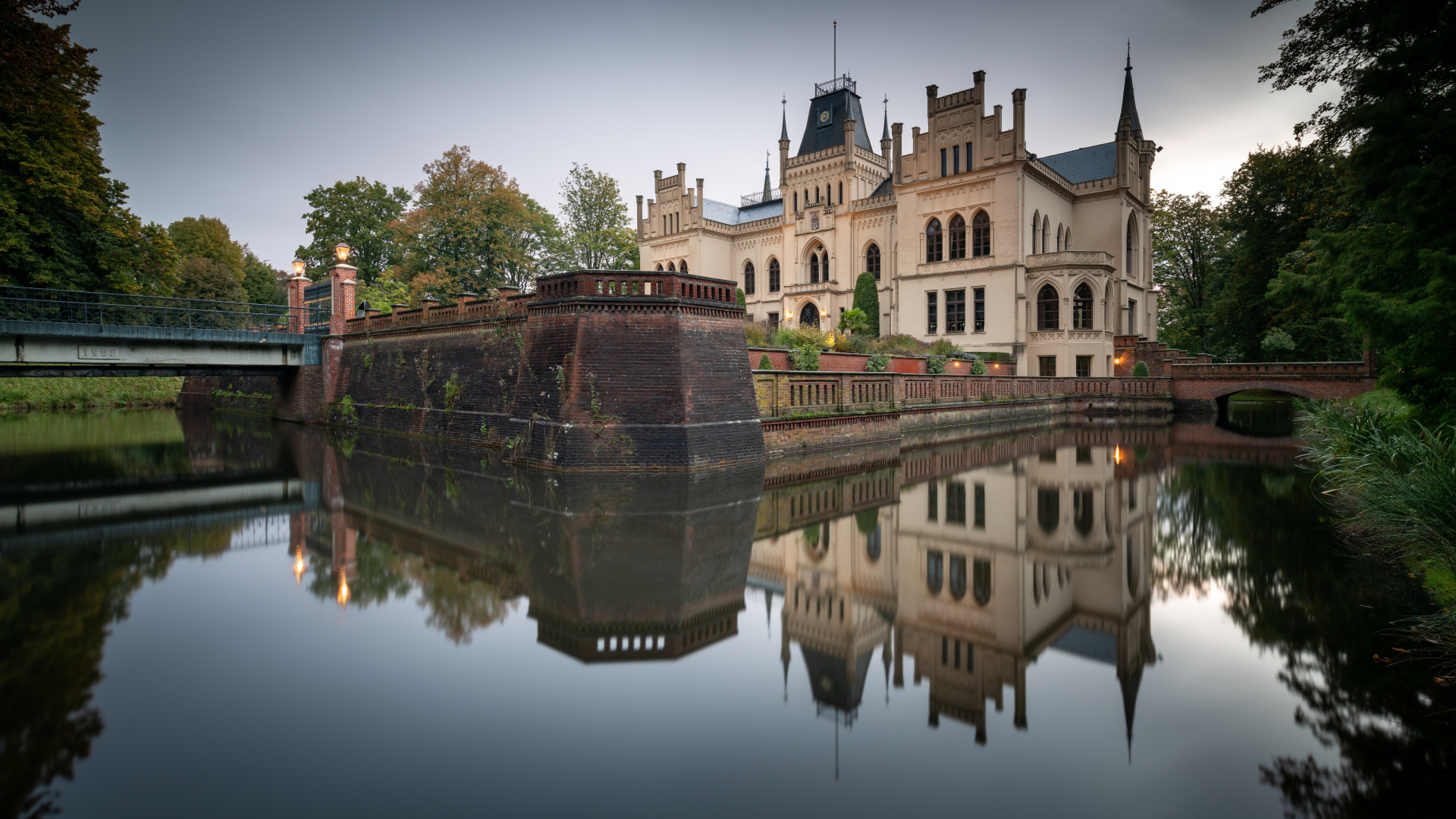 Крепость Эфенбург отражается в воде озера, Германия