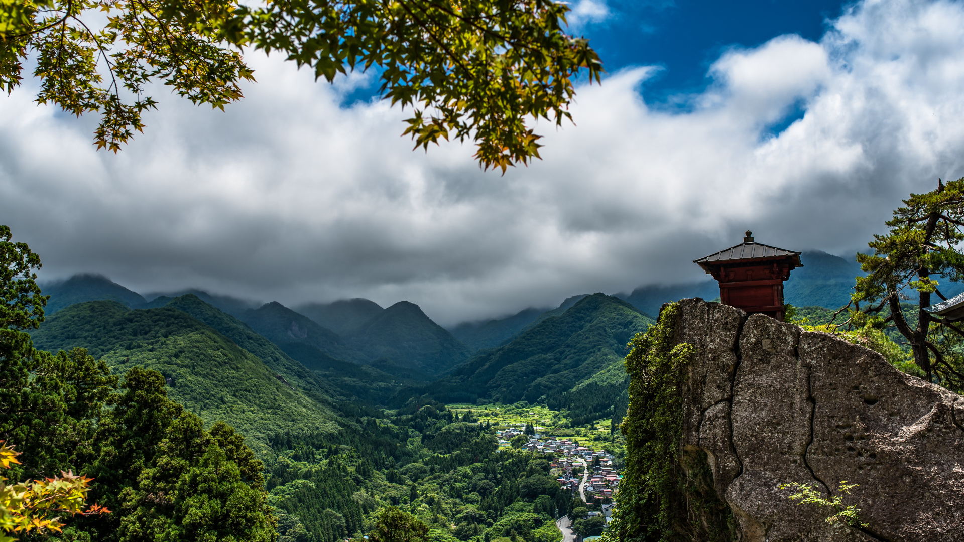 Красивый вид на покрытые зеленью гор под густыми облаками, Япония