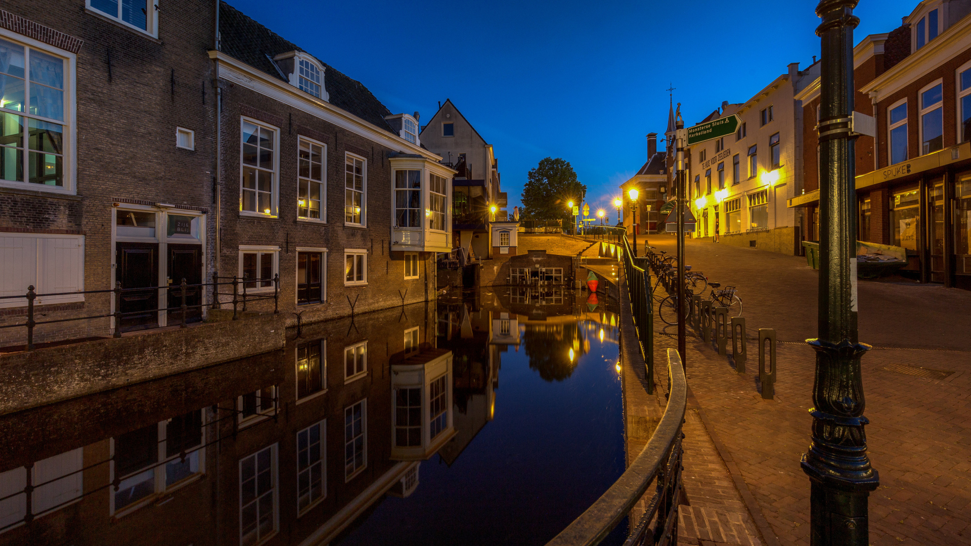 Дома у канала ночью, Нидерланды 