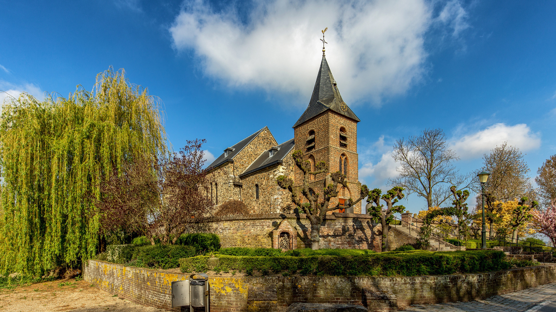 Старая церковь под  голубым небом, Нидерланды