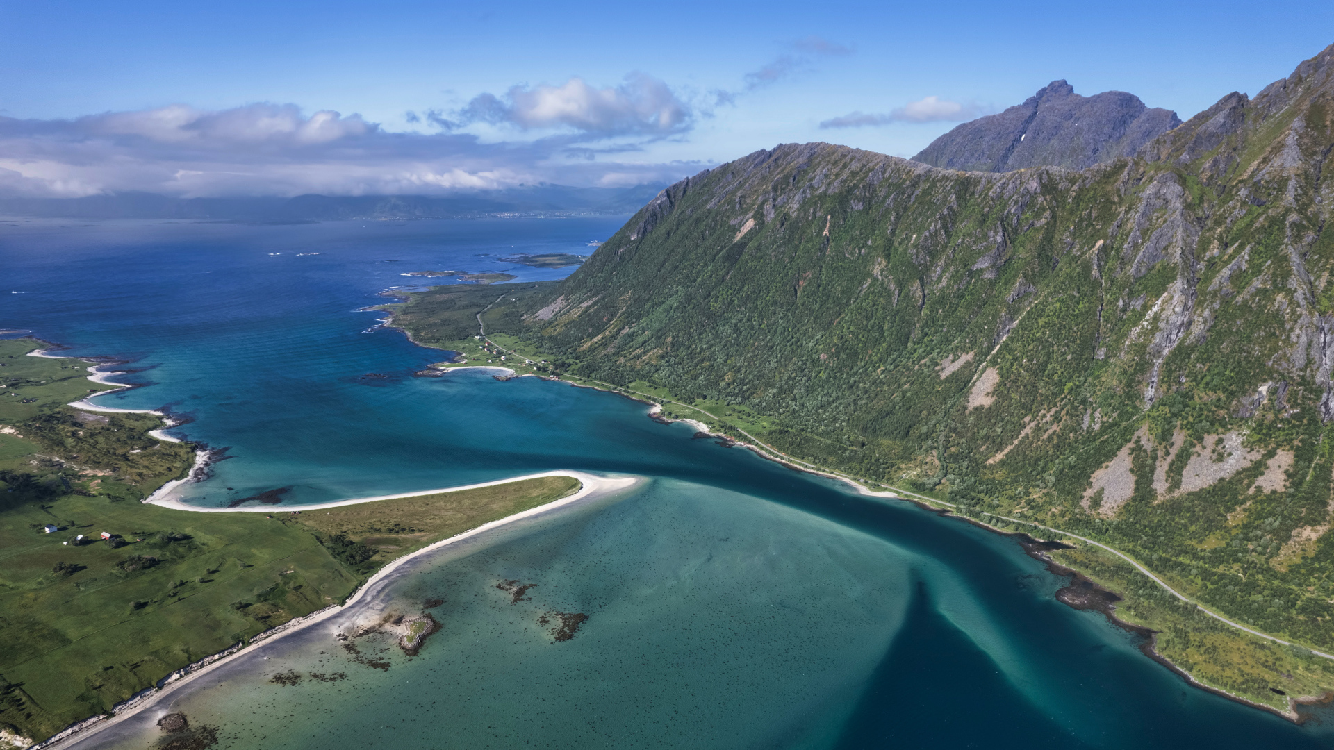 Красивый горный пейзаж у моря, Лофотенские острова, Норвегия 