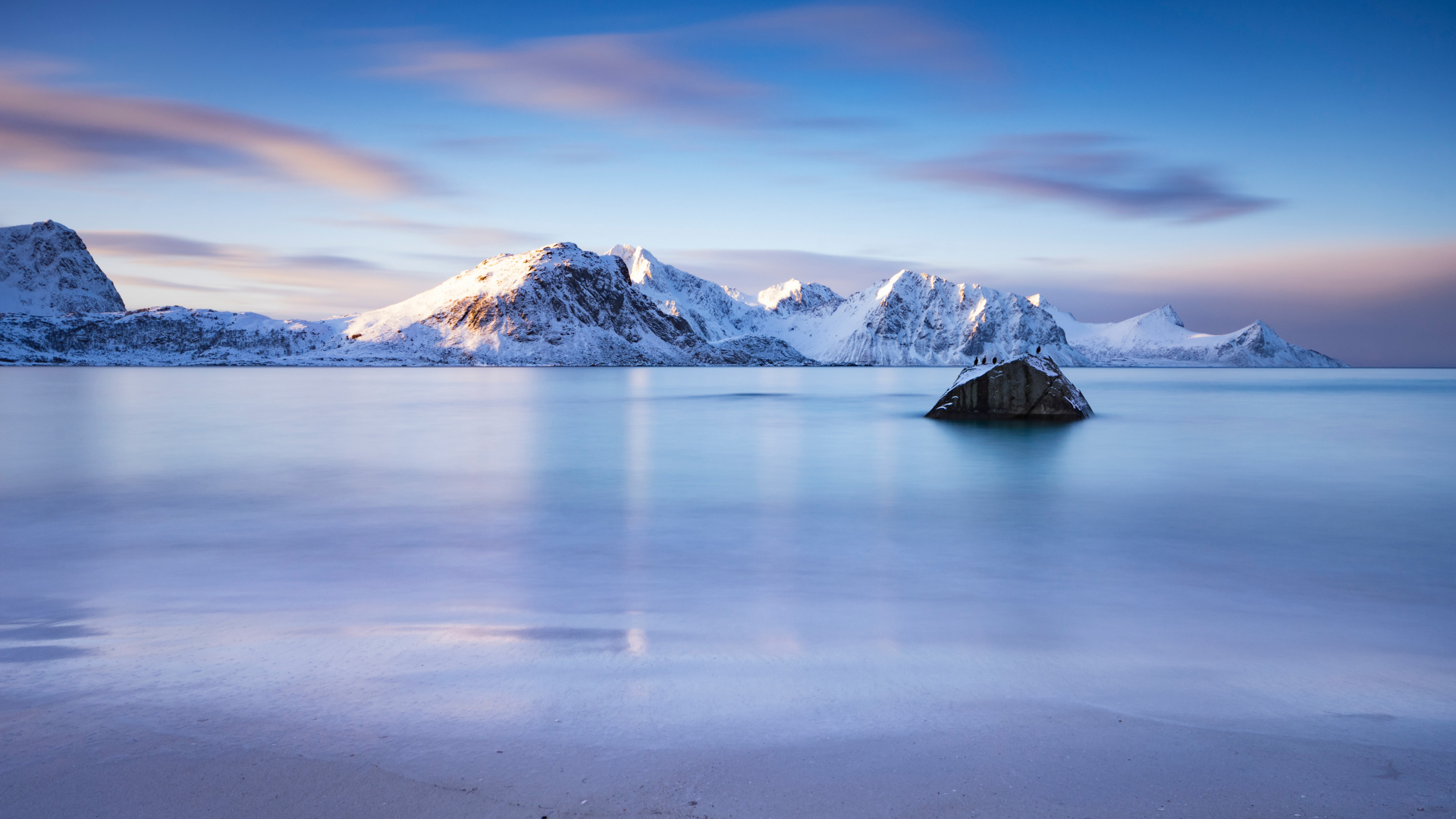 Красивый вид на спокойный залив и заснеженные горы, Норвегия
