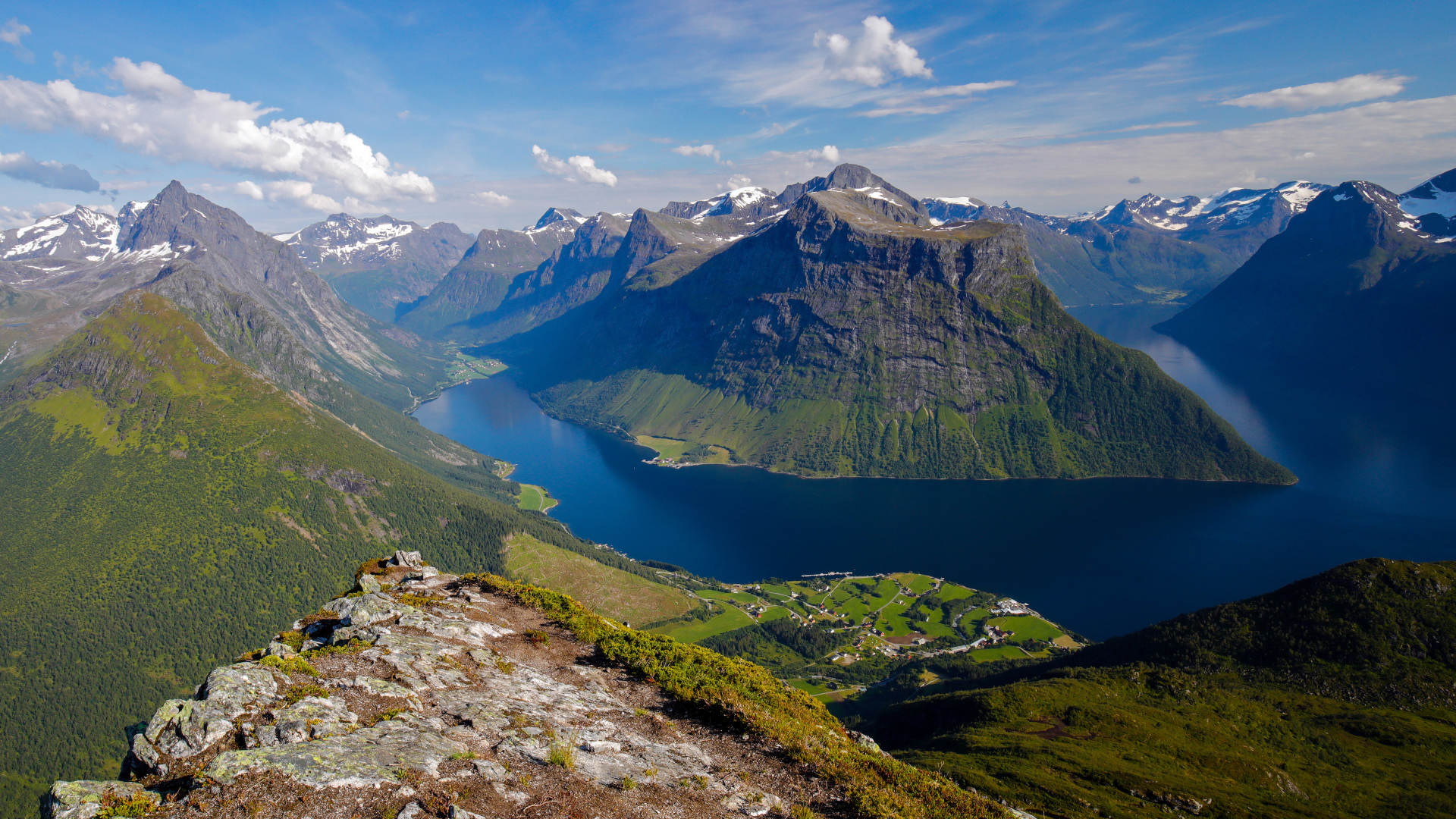 Красивый вид на зеленые горы фьорда, Норвегия