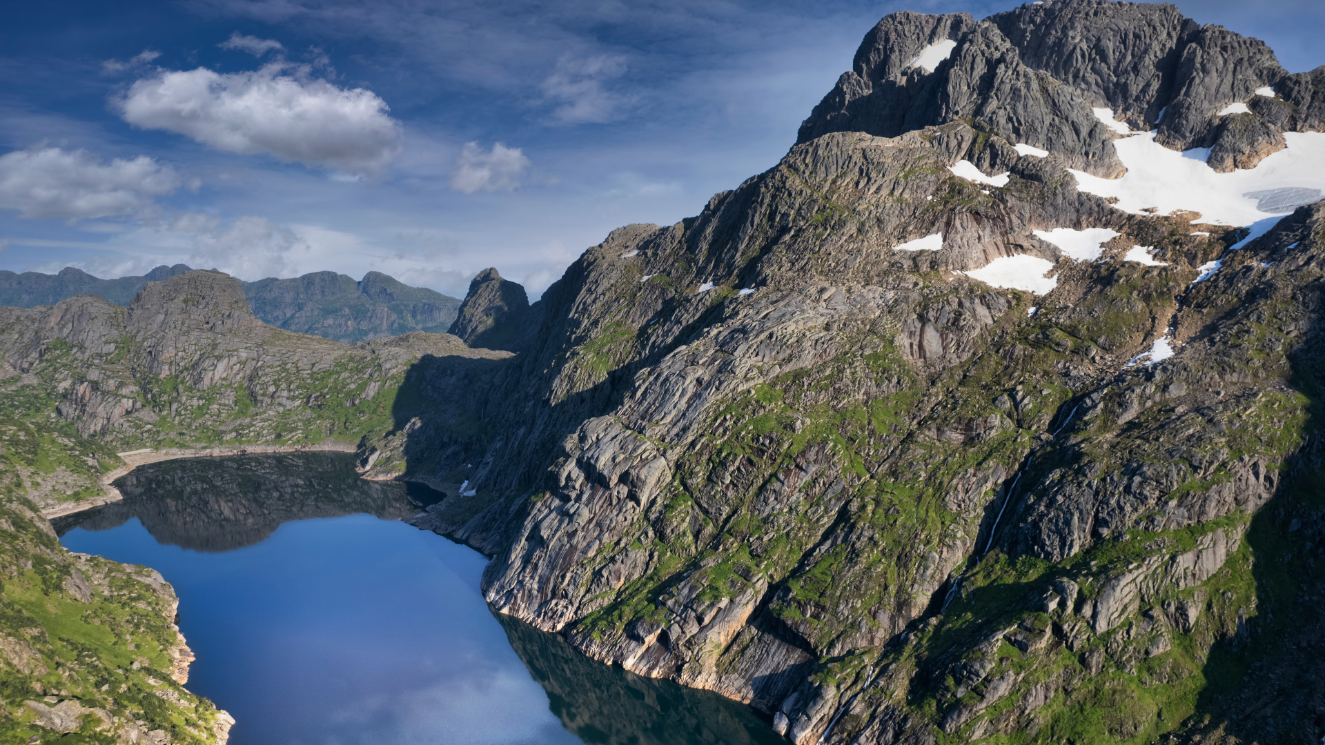 Большая серая года у озера, Лофотенские острова. Норвегия