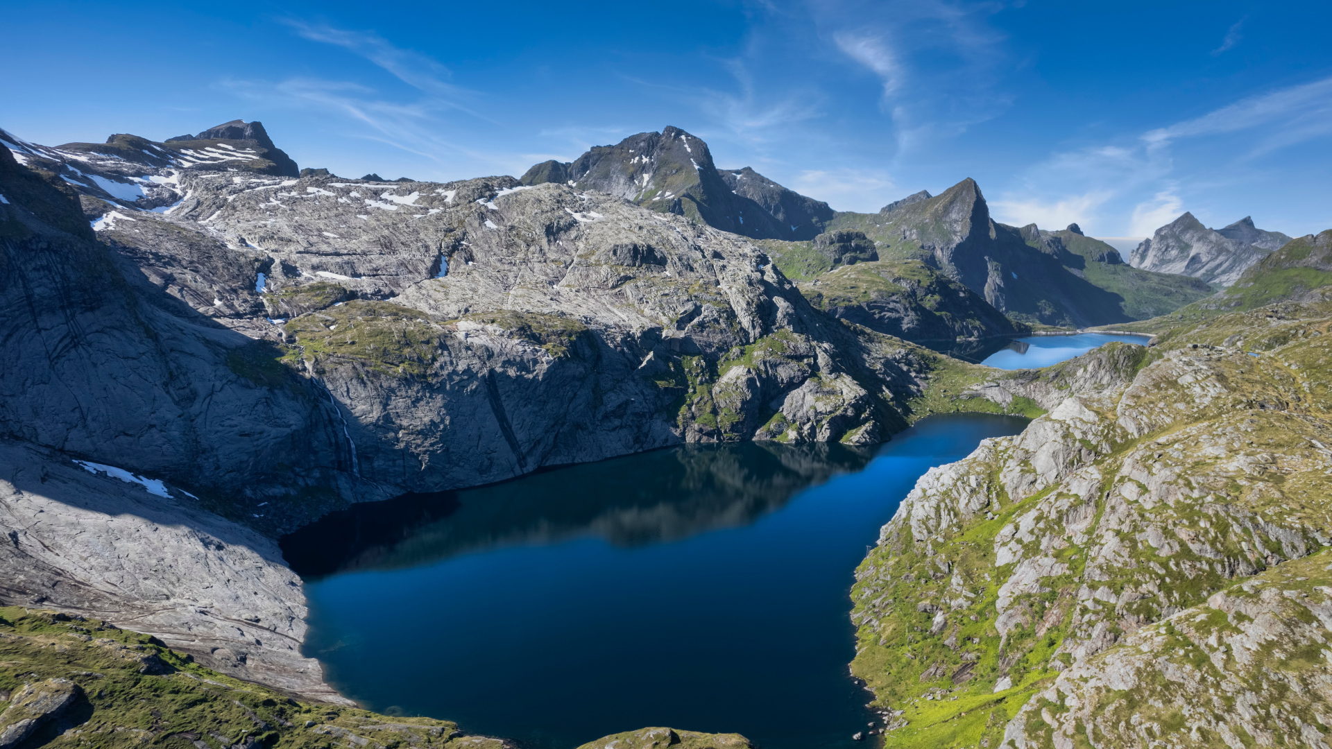 Озеро среди гор, Лофотенские острова. Норвегия