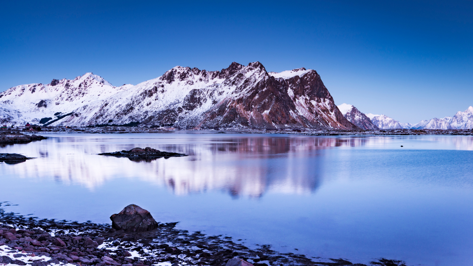 Большие покрытые снегом горы у воды, Норвегия