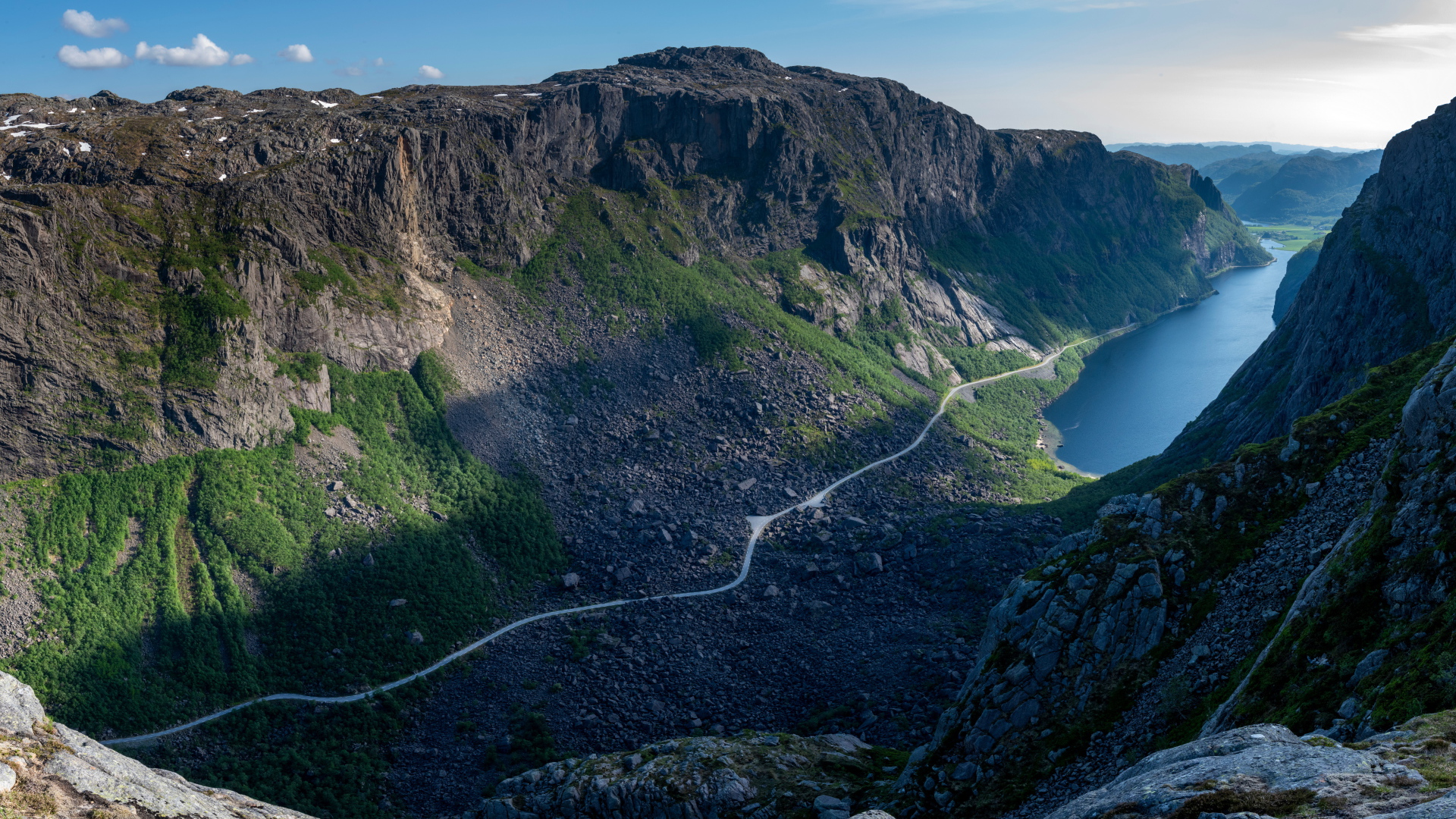 Величественные горы под голубым небом, Лофотенские острова. Норвегия