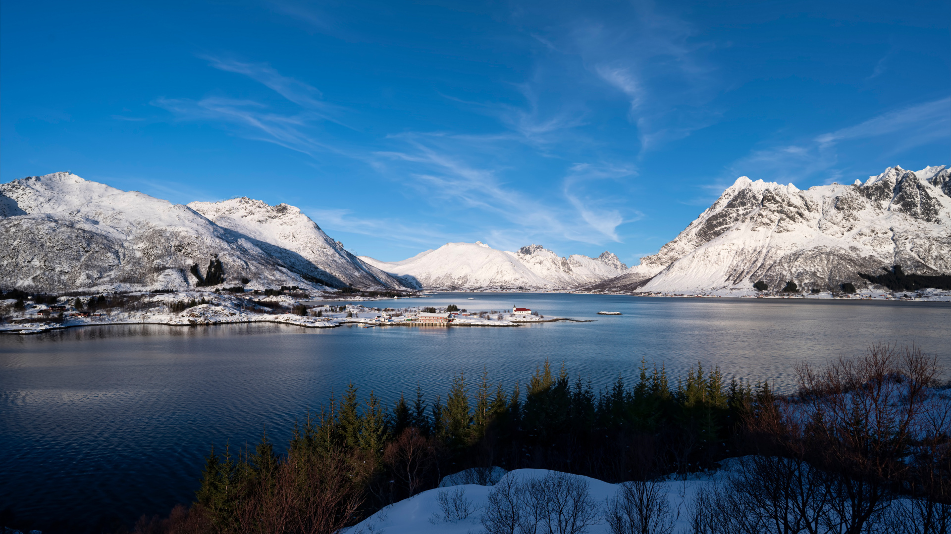 Покрытые снегом горы под голубым небом у воды, Норвегия