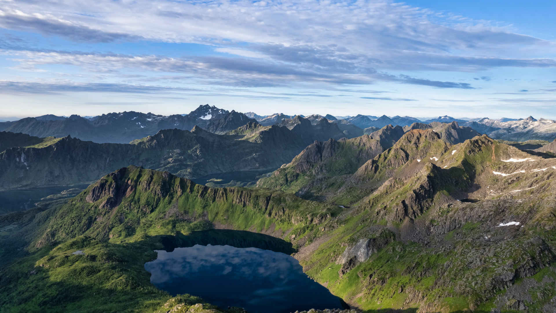 Кратеры с водой в горах, Лофотенские острова. Норвегия