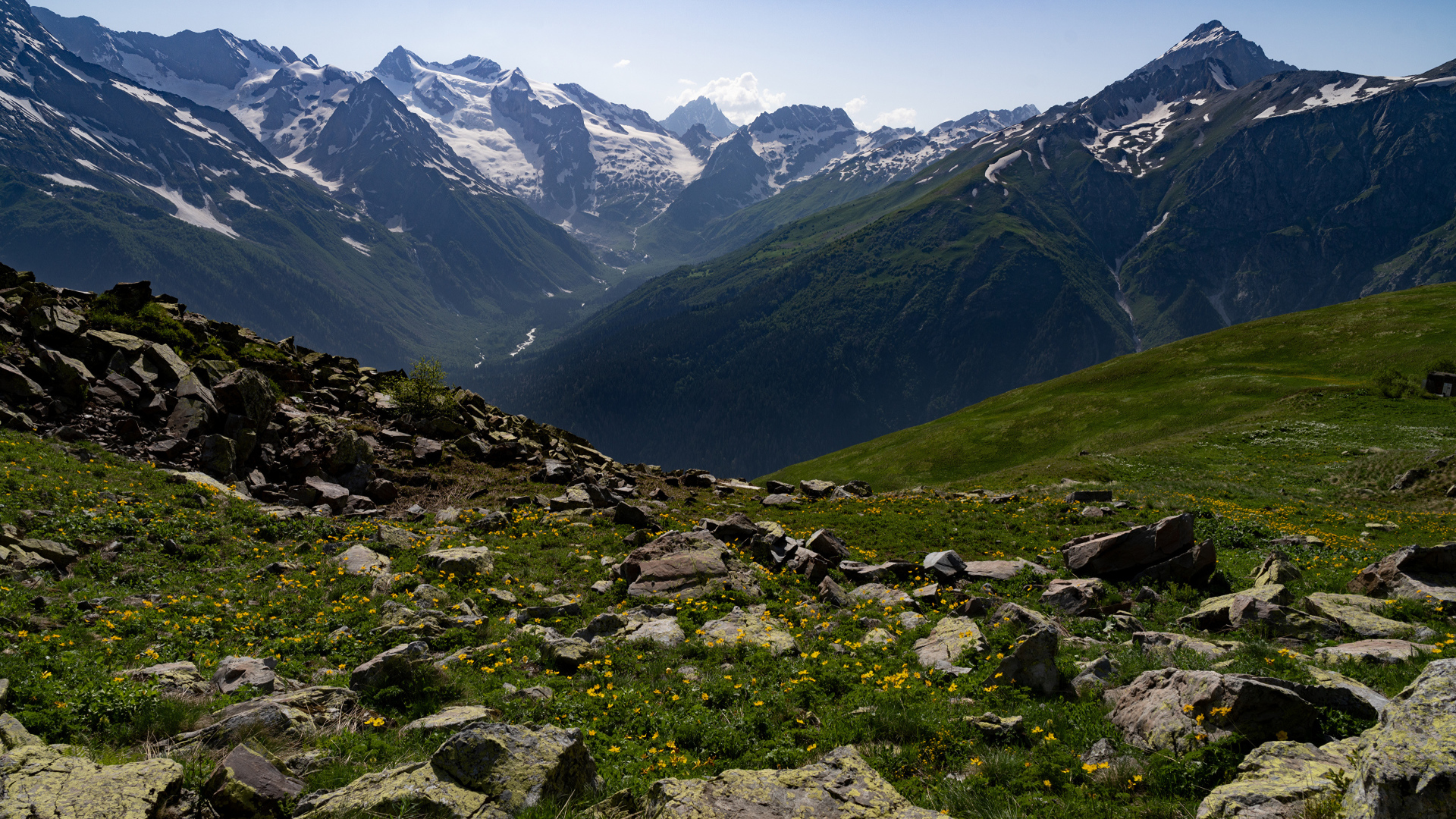 Горный хребет Домбай под голубым небом, Россия 