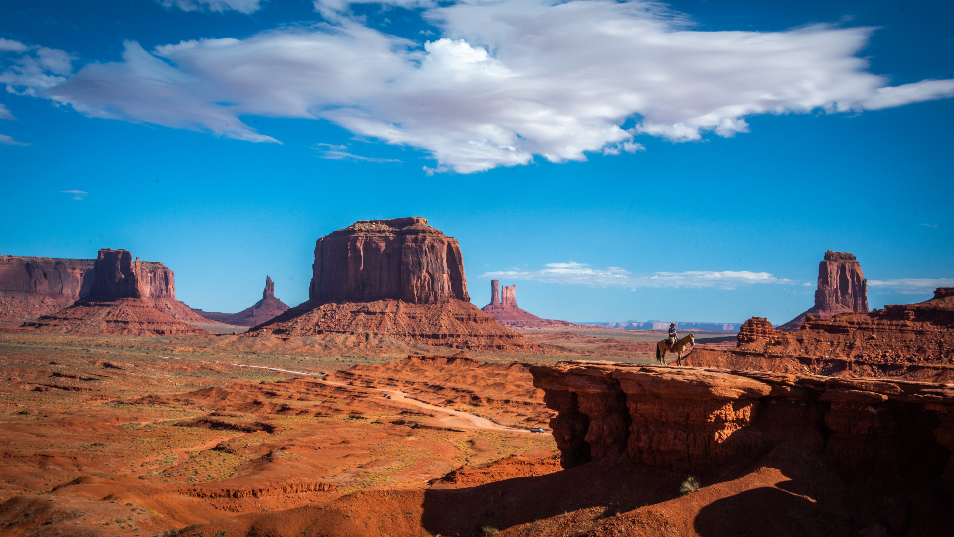 Старинные каменные монументы под голубым небом, США