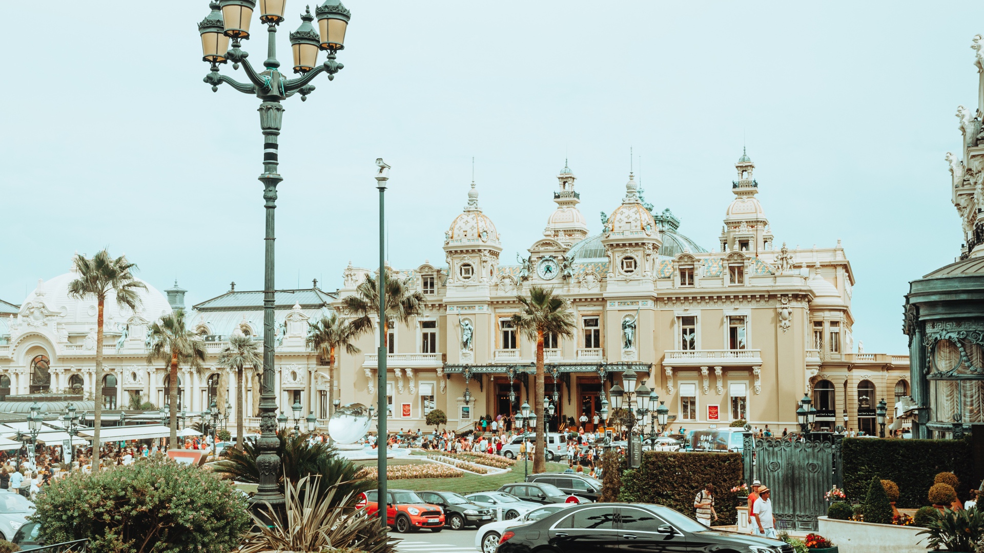 Красивое здание казино в городе Монте-Карло, Монако