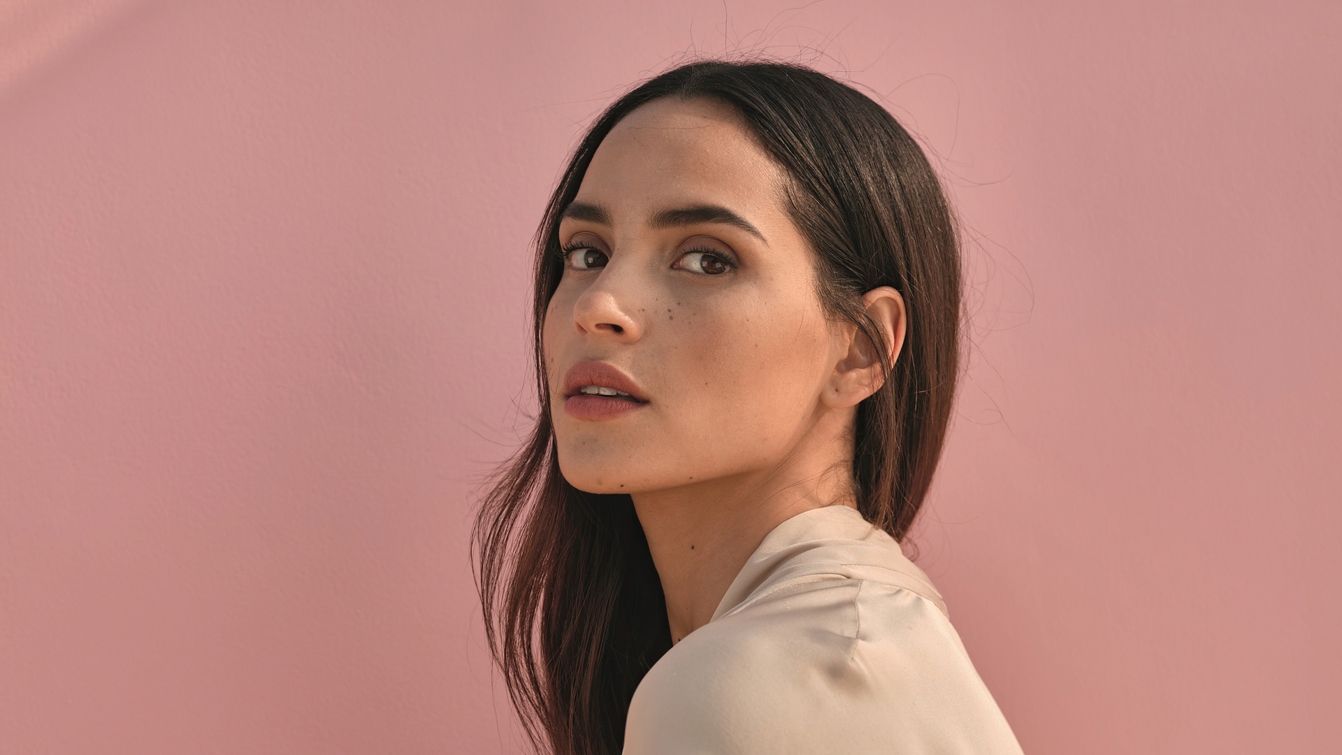 Актриса Адриа Архона на розовом фоне