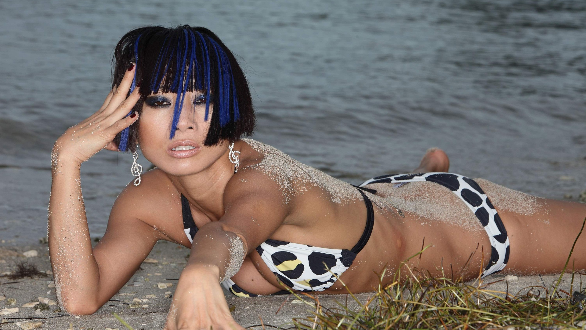 Актриса Бай Лин на пляже