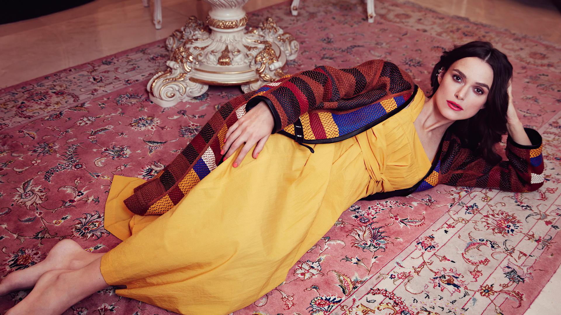 Актриса Кира Найтли лежит на полу