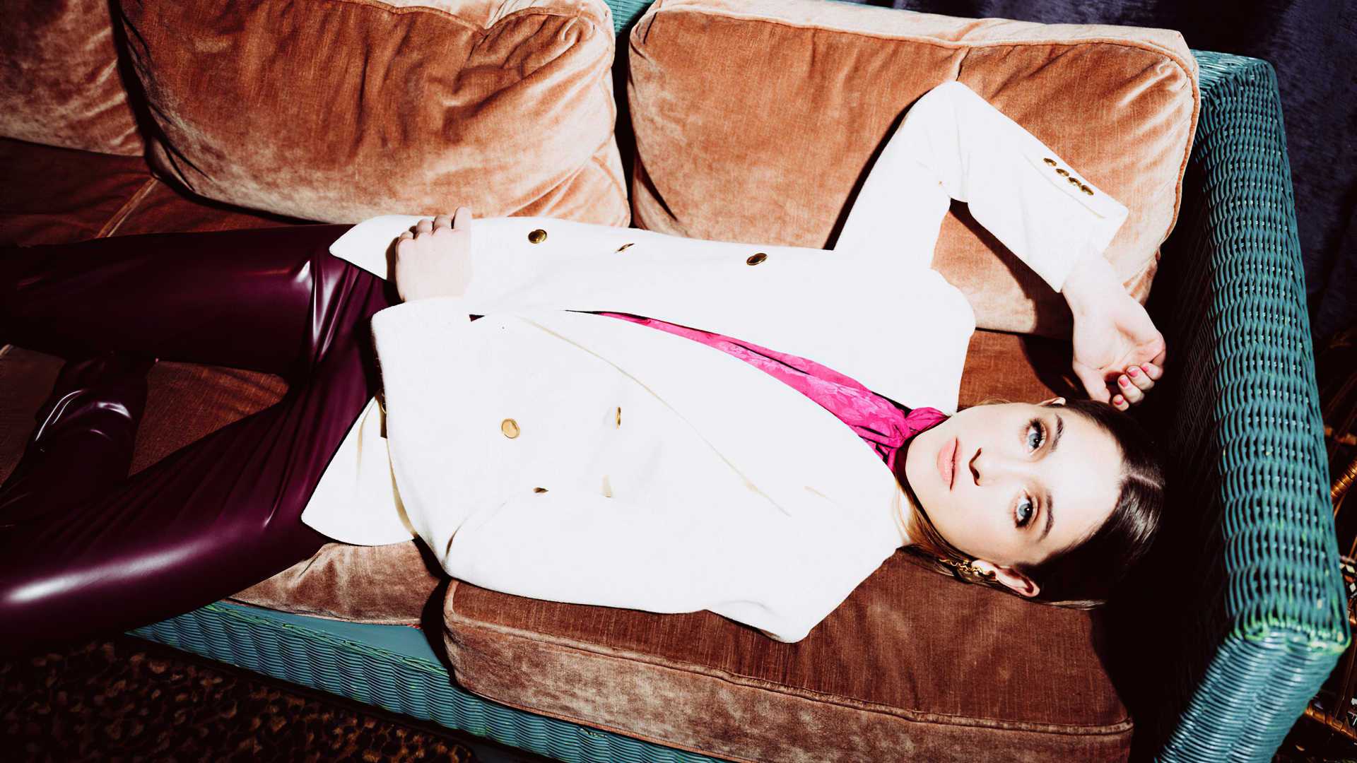 Актриса Наталия Дайер лежит на диване