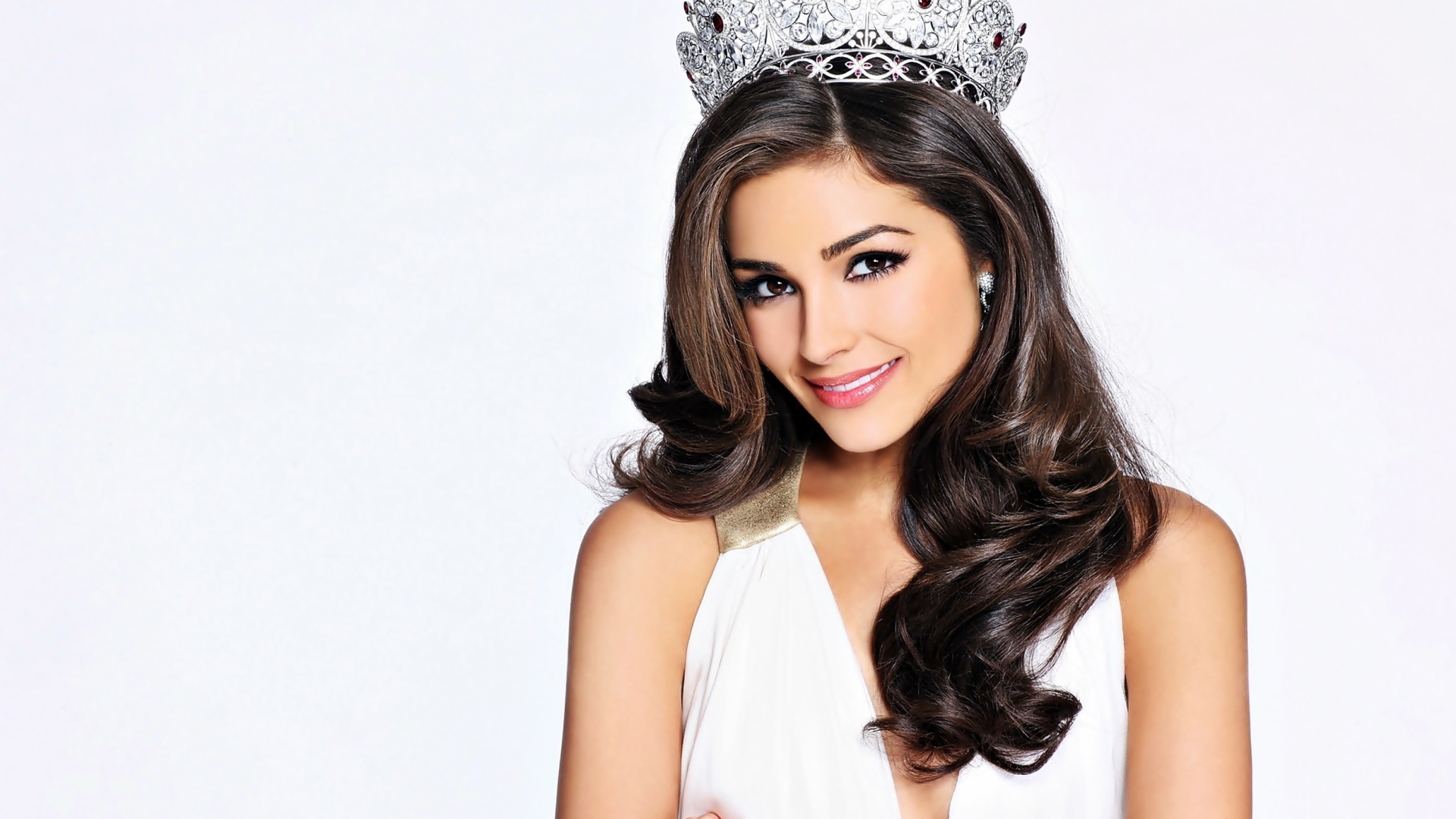 Актриса Оливия Калпо с короной на голове на белом фоне 