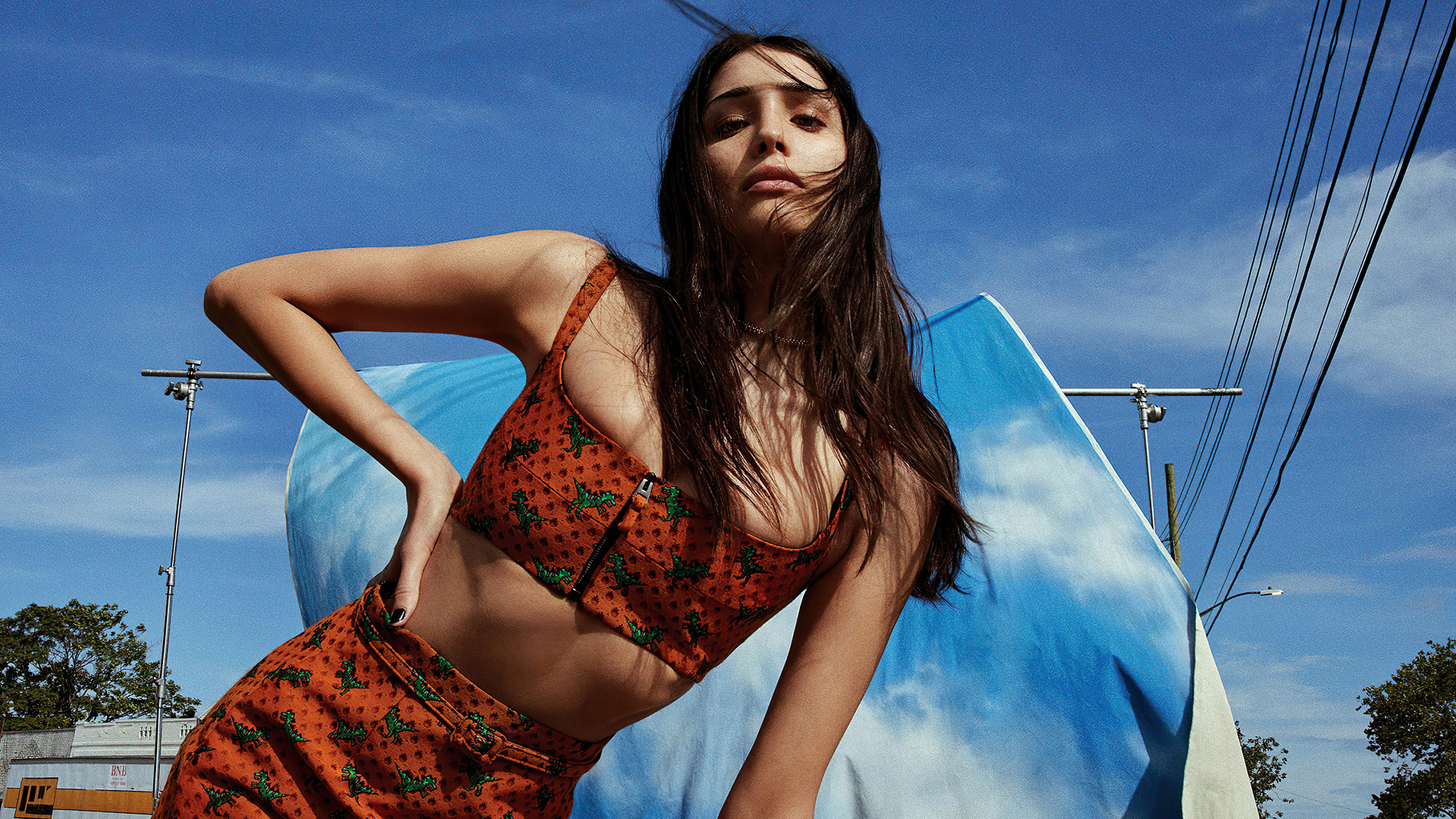 Актриса Цион Морено на фоне неба