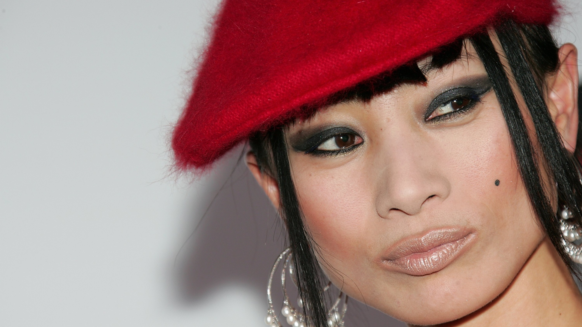 Американская актриса Бай Лин в красной кепке