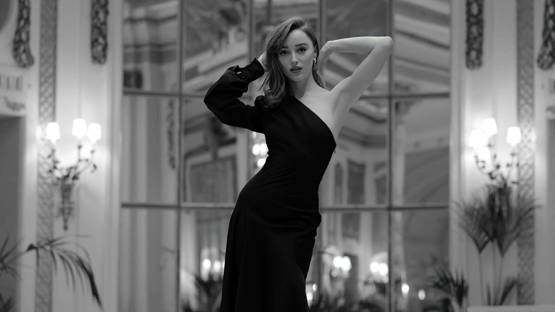 Красивая актриса Фиби Дайневор в черном платье