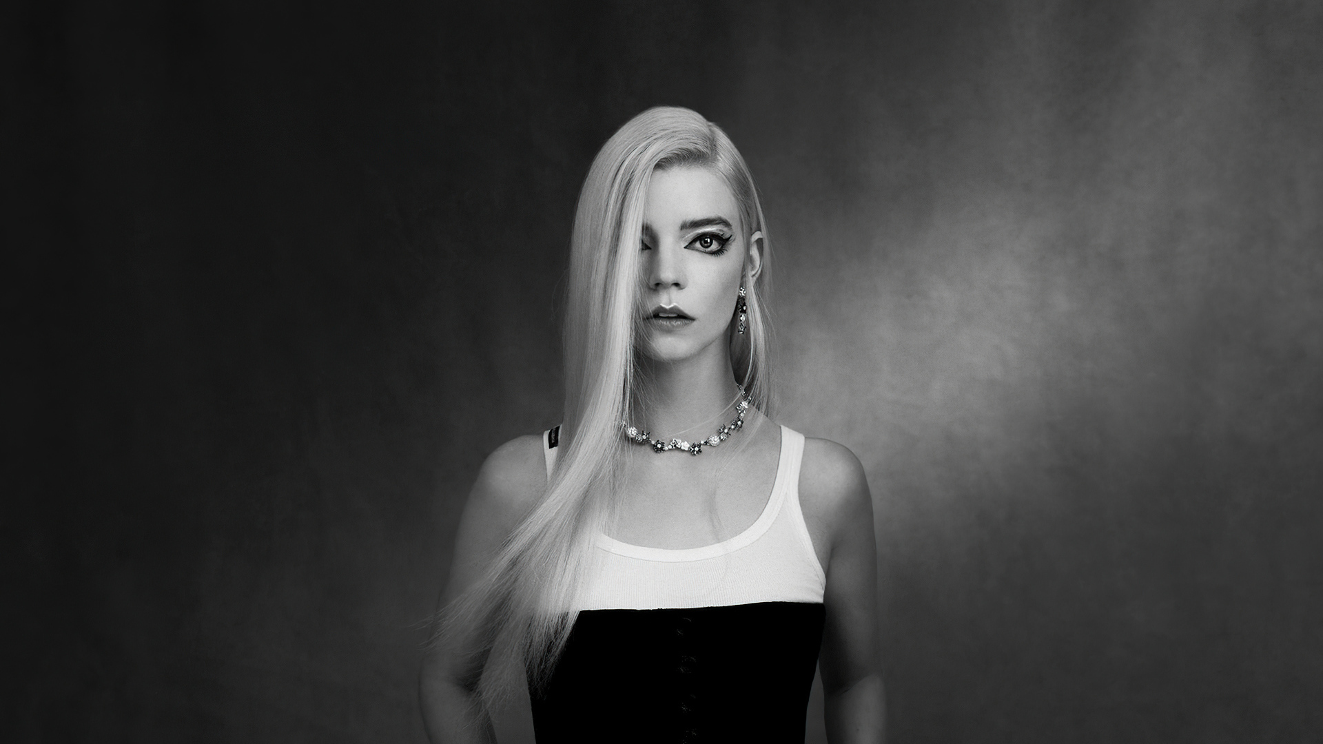 Красивая блондинка актриса Аня Тейлор-Джой черно-белое фото