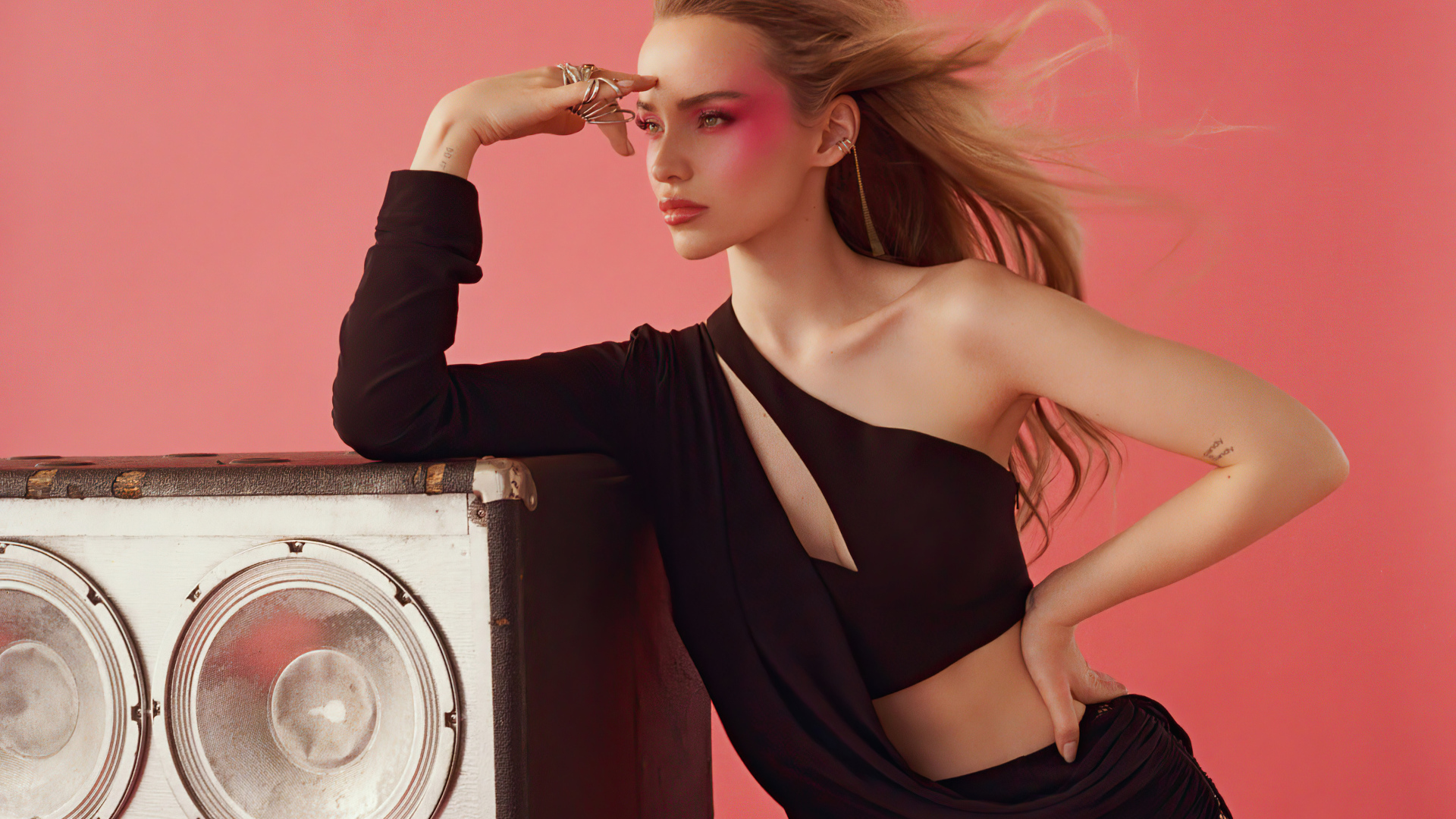 Красивая блондинка актриса Дав Кэмерон на розовом фоне