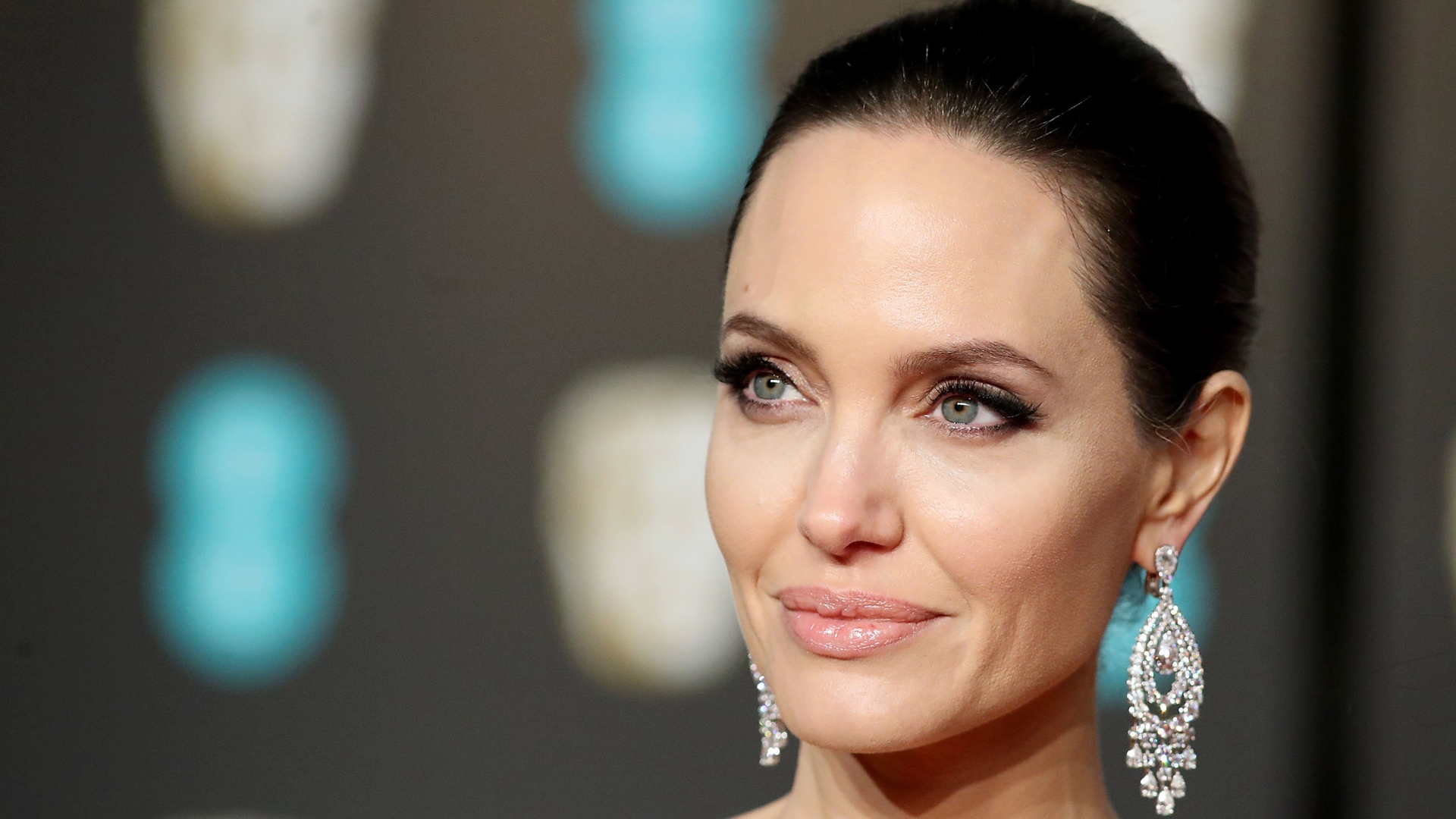 Красивые серьги в ушах актрисы Анджелины Джоли