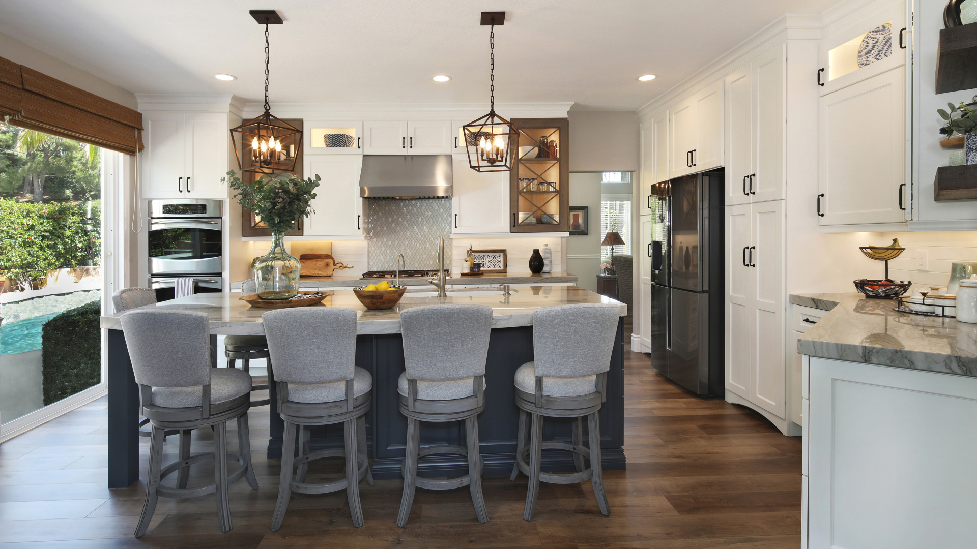 Красивая кухня с белой мебелью у окна