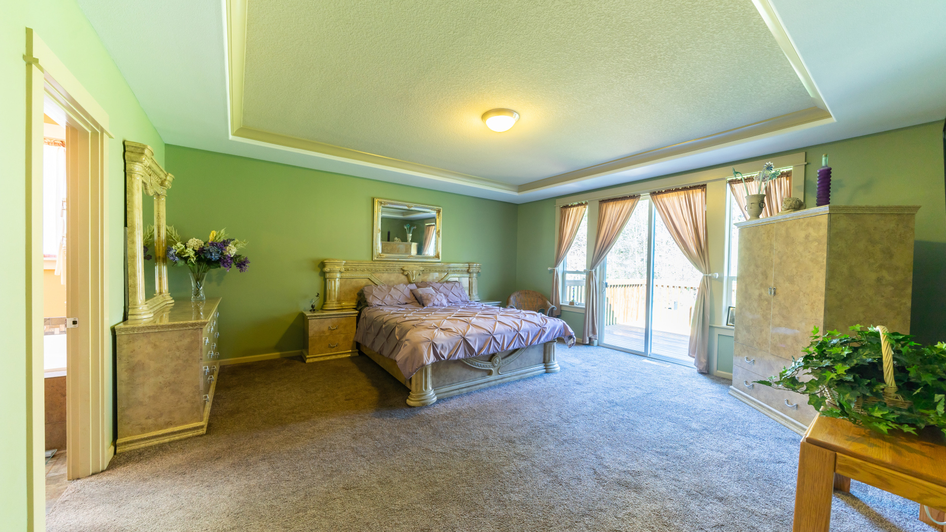 Красивая большая спальня с зелеными стенами 