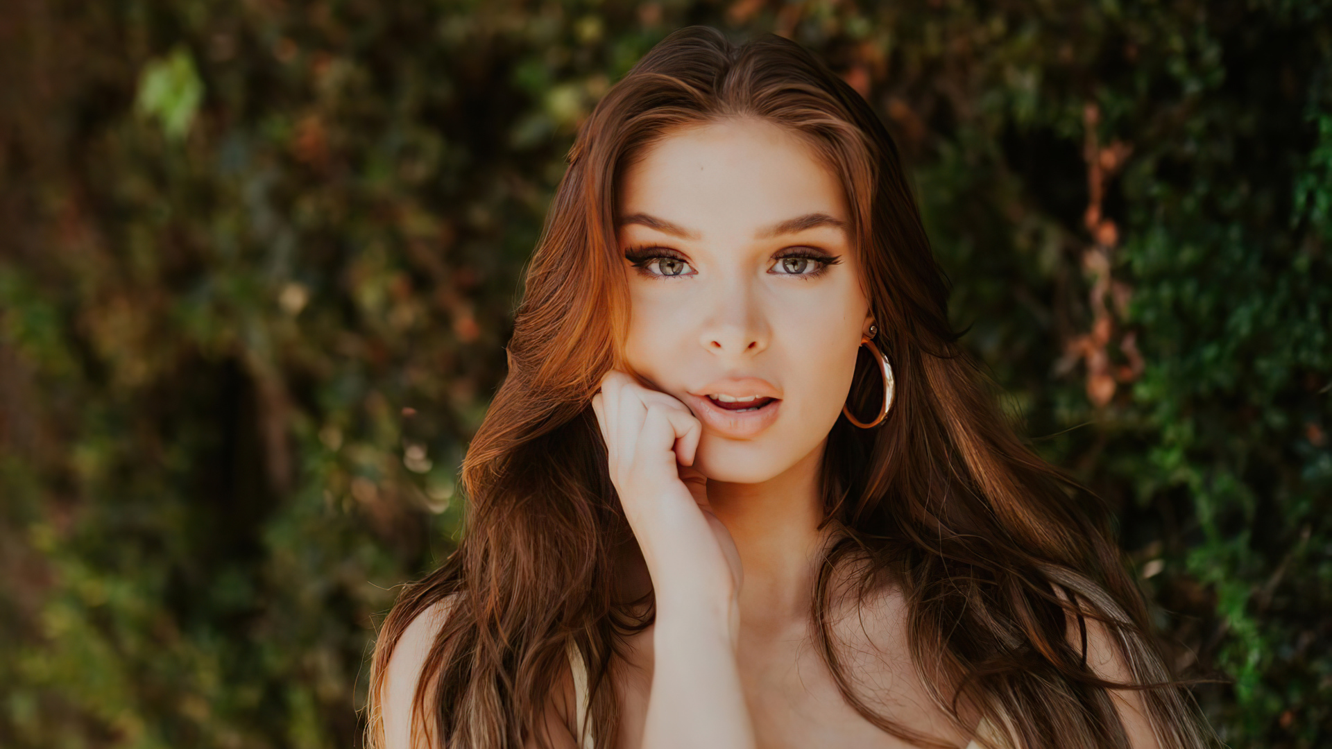 Красивая длинноволосая девушка актриса Брайтон Шарбино